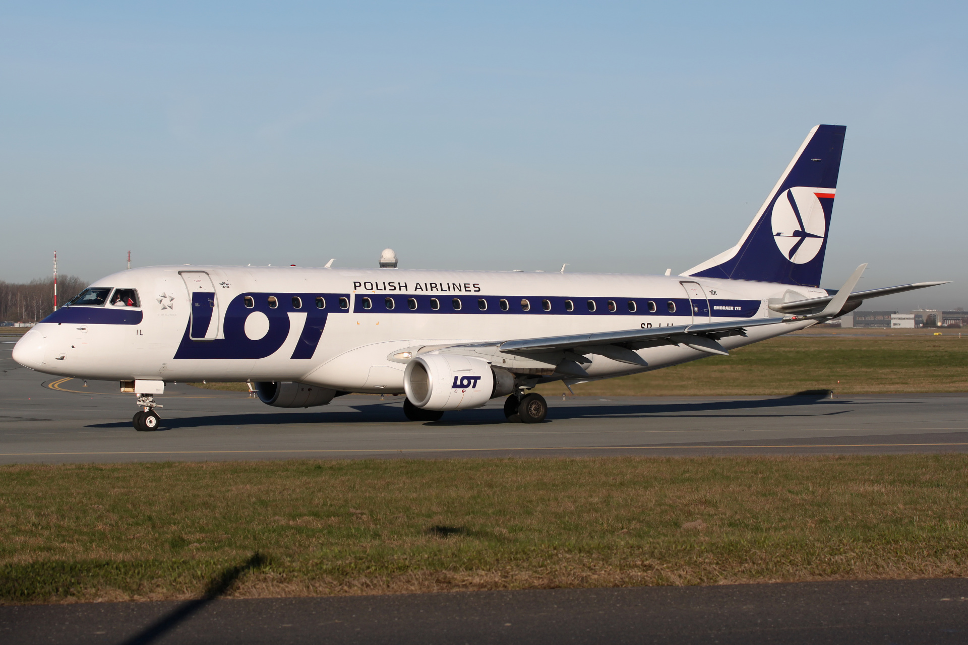 SP-LIL (Aircraft » EPWA Spotting » Embraer E175 » LOT Polish Airlines)