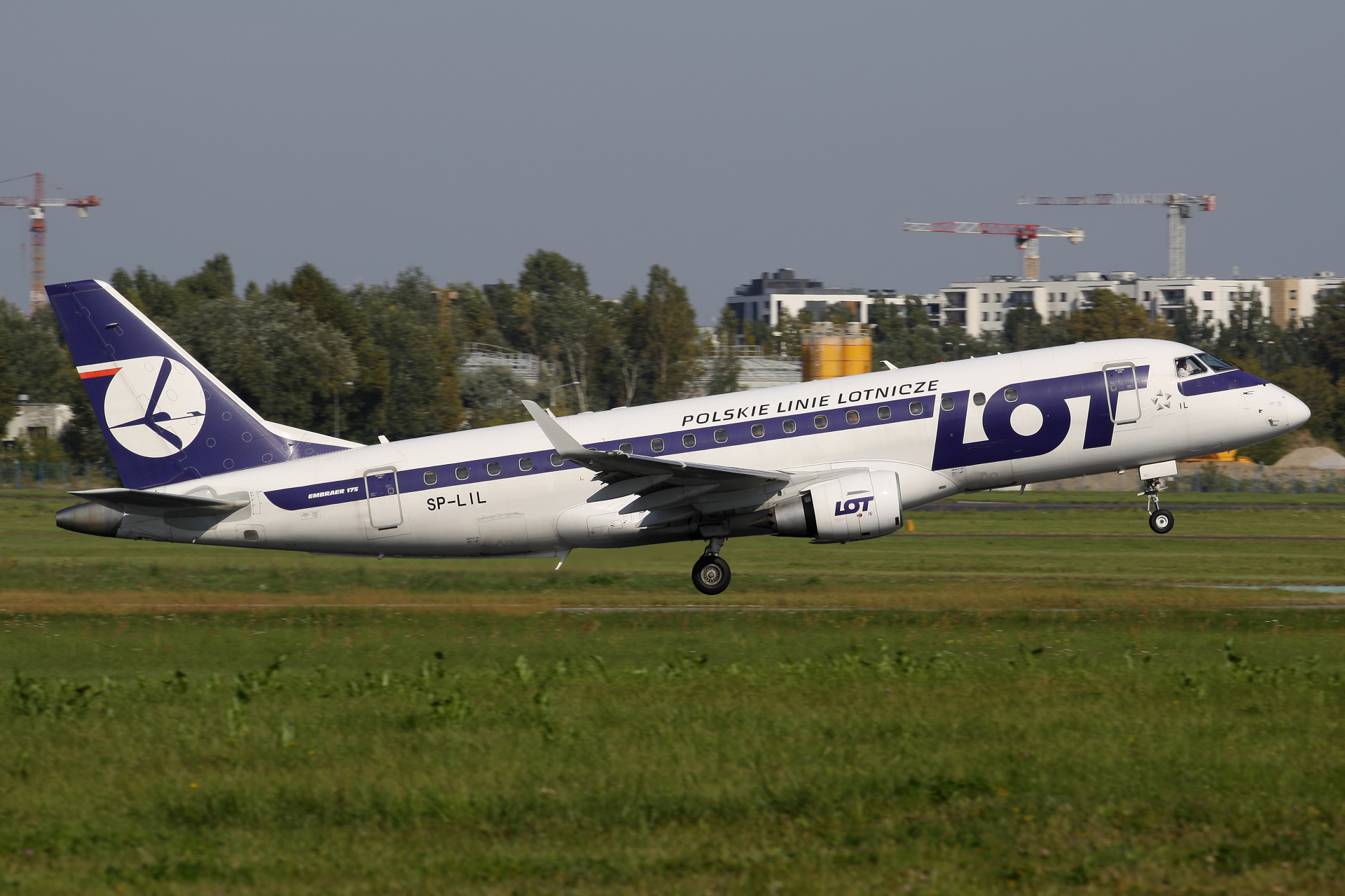 SP-LIL (Aircraft » EPWA Spotting » Embraer E175 » LOT Polish Airlines)