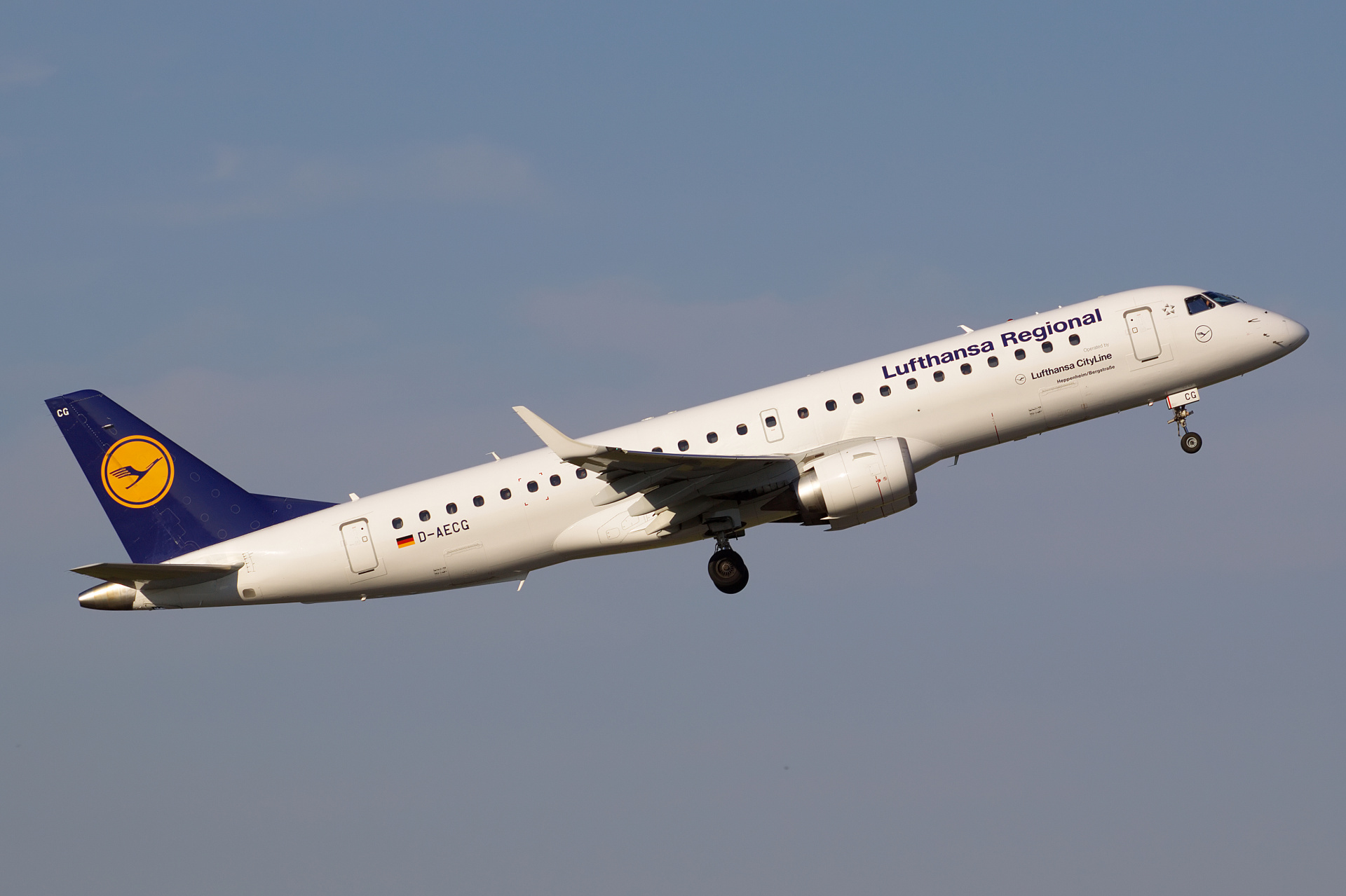 D-AECG, Lufthansa Regional (Lufthansa CityLine) (Aircraft » EPWA Spotting » Embraer E190)