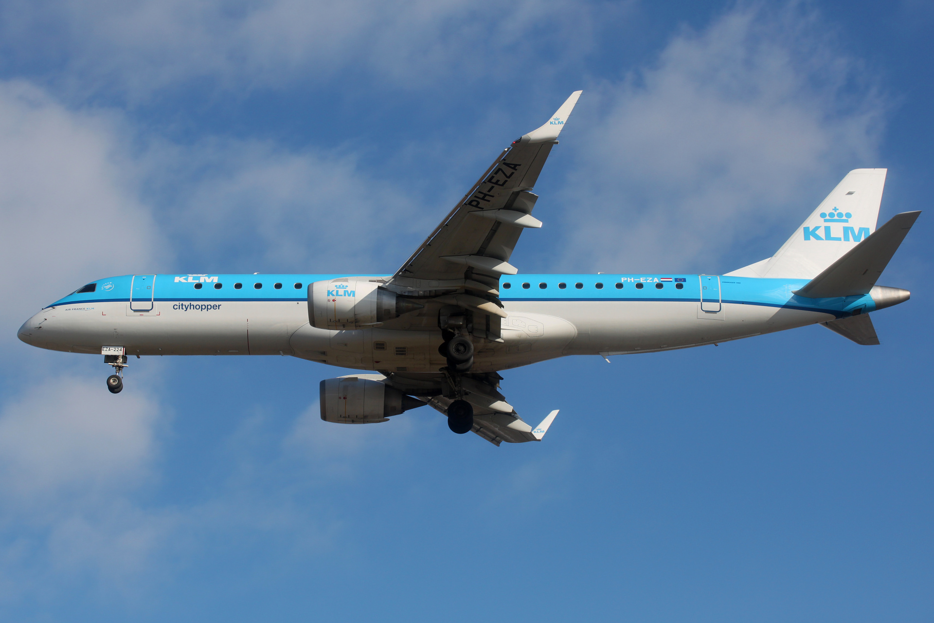 PH-EZA (Aircraft » EPWA Spotting » Embraer E190 » KLM Cityhopper)