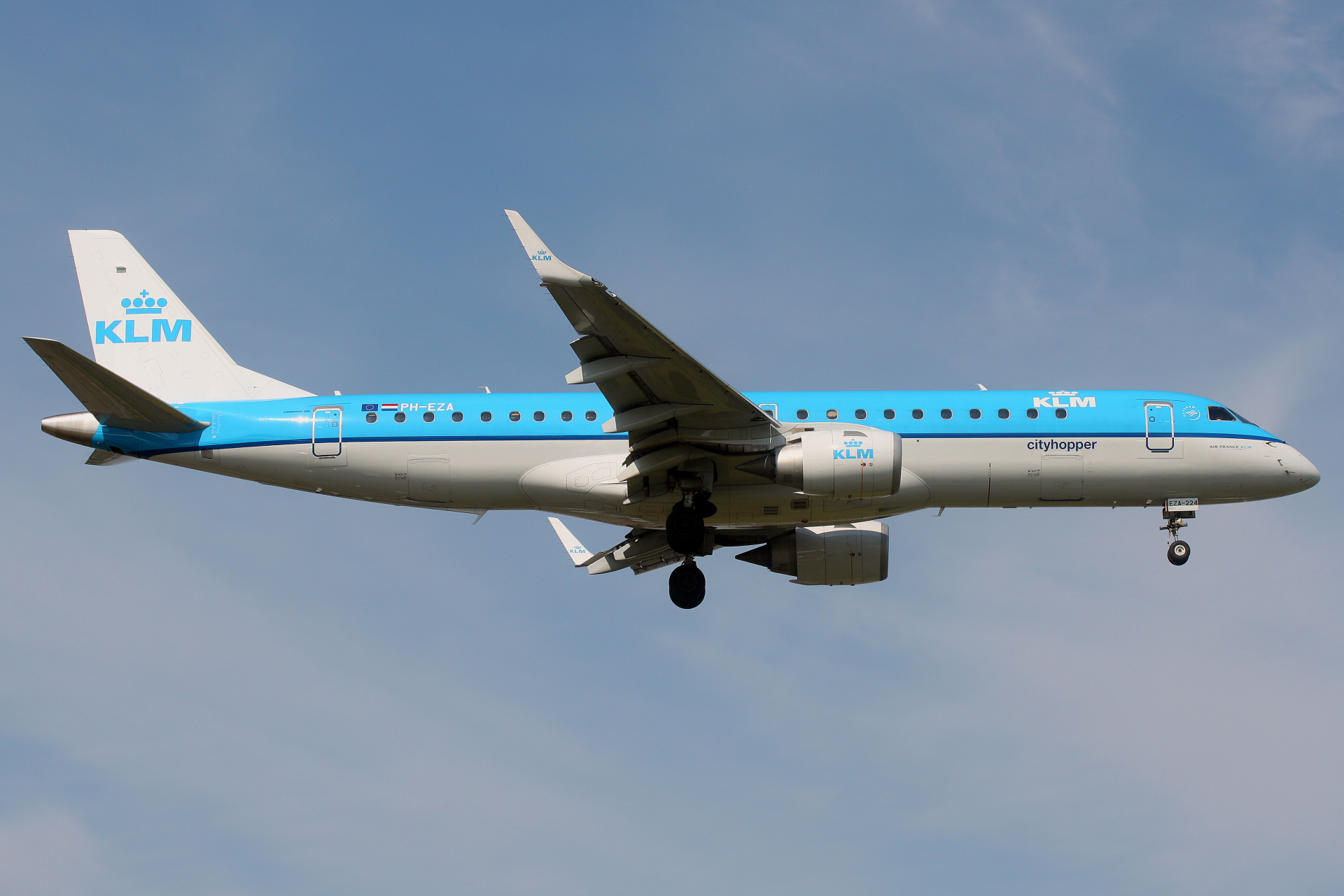 PH-EZA (Aircraft » EPWA Spotting » Embraer E190 » KLM Cityhopper)