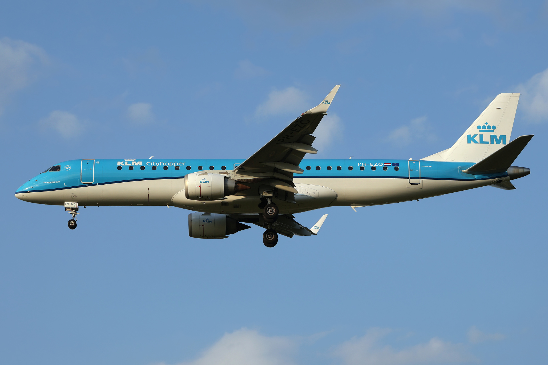 PH-EZO (nowe malowanie) (Samoloty » Spotting na EPWA » Embraer E190 » KLM Cityhopper)