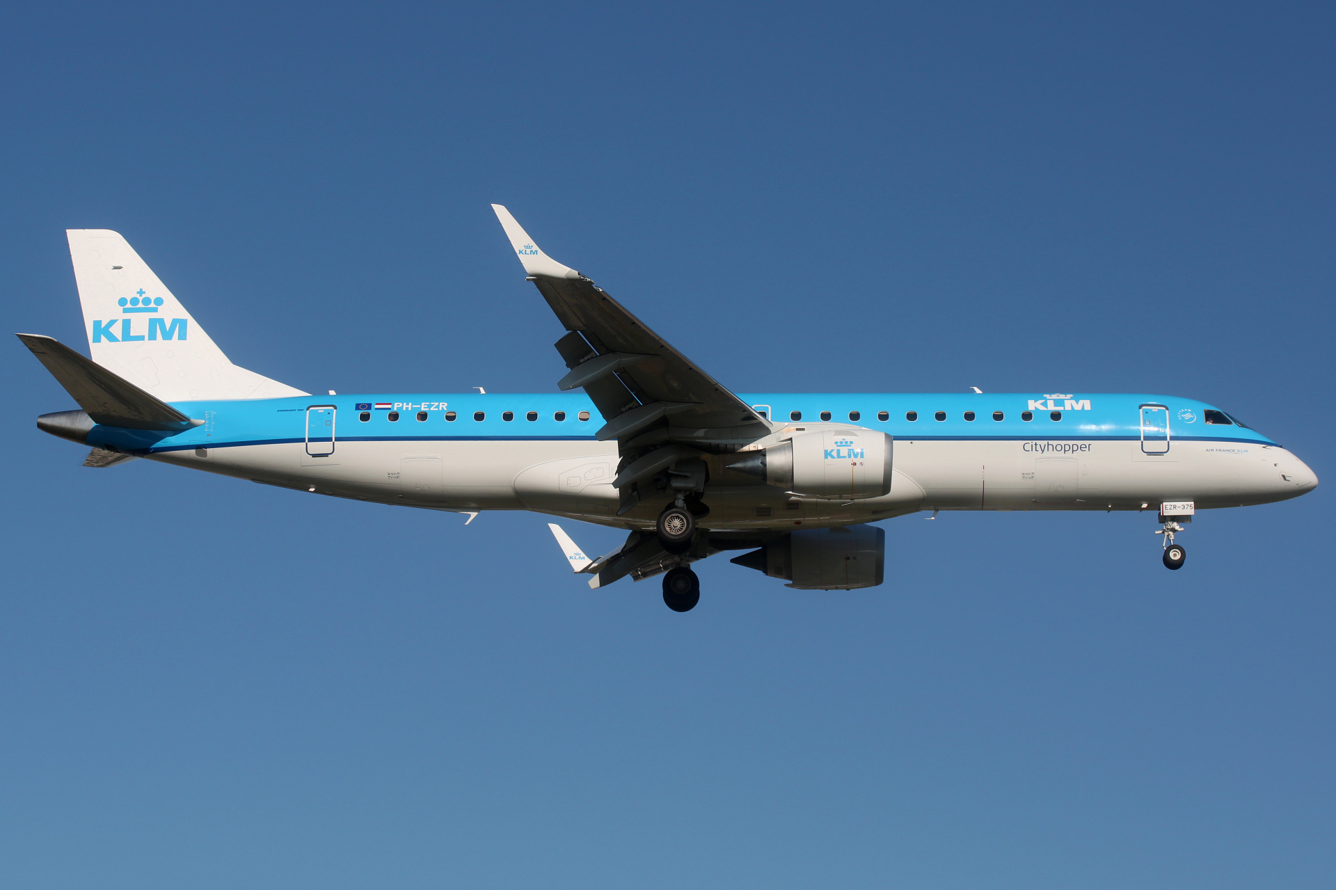 PH-EZR (Aircraft » EPWA Spotting » Embraer E190 » KLM Cityhopper)