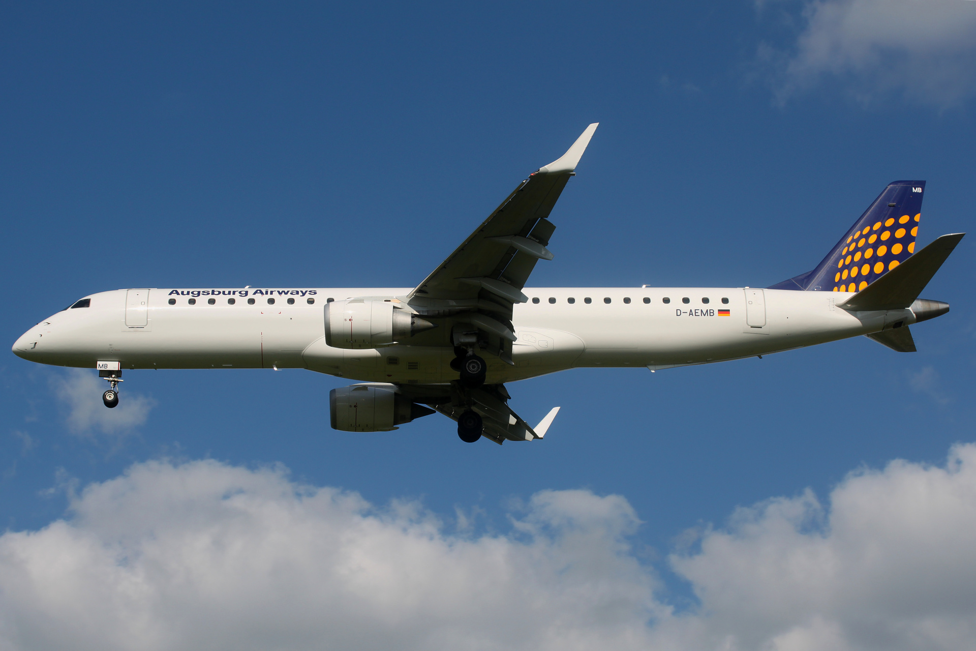 D-AEMB, Augsburg Airways (Lufthansa) (Aircraft » EPWA Spotting » Embraer E195)