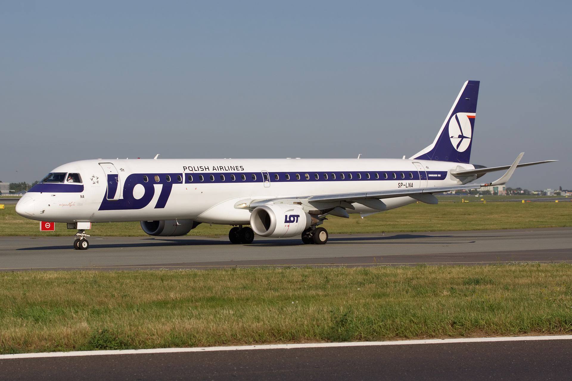 SP-LNA (Niepodległa sticker) (Aircraft » EPWA Spotting » Embraer E195 » LOT Polish Airlines)
