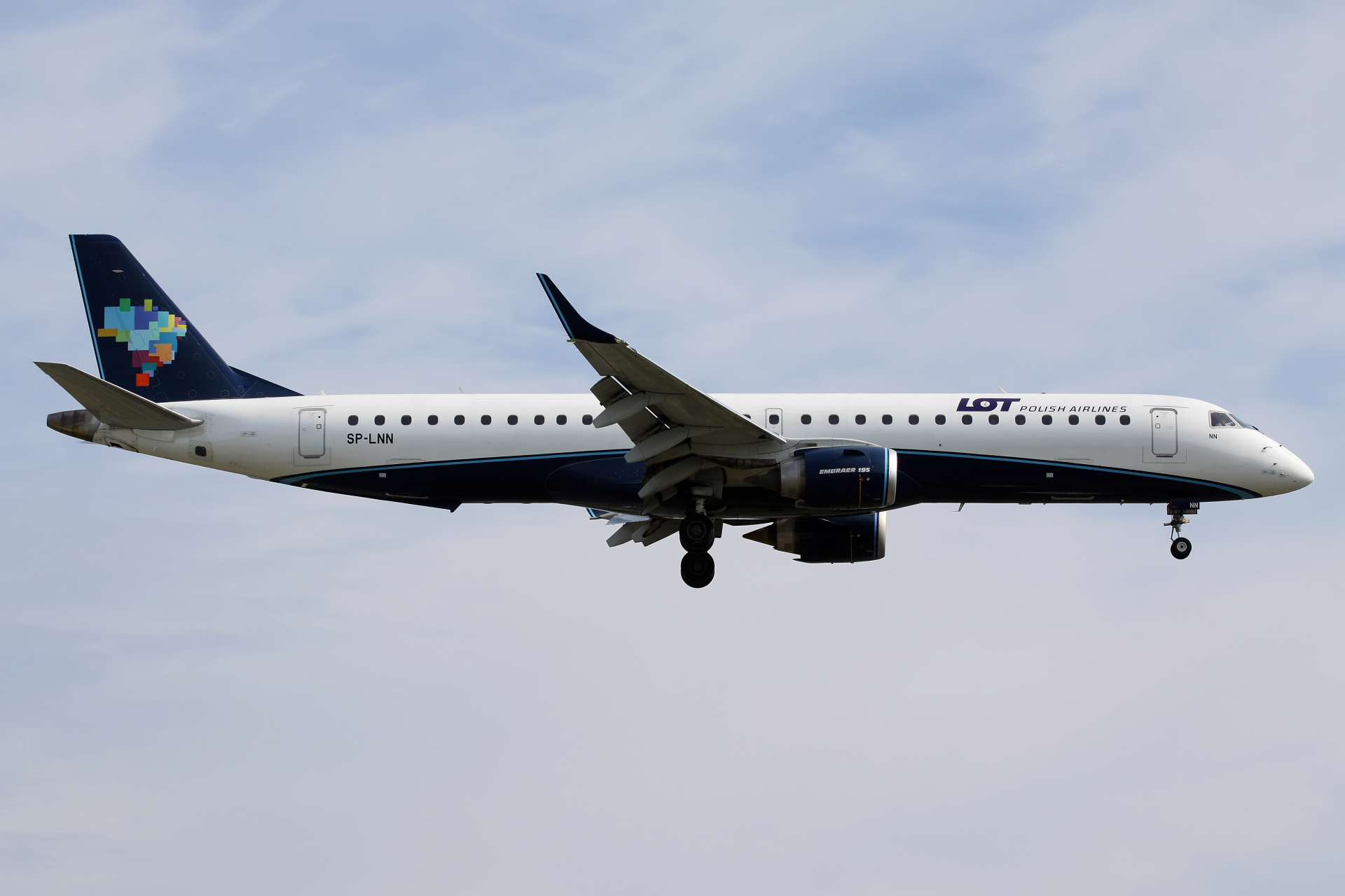 SP-LNN (Azul Brazilian Airlines) (Samoloty » Spotting na EPWA » Embraer E195 » Polskie Linie Lotnicze LOT)