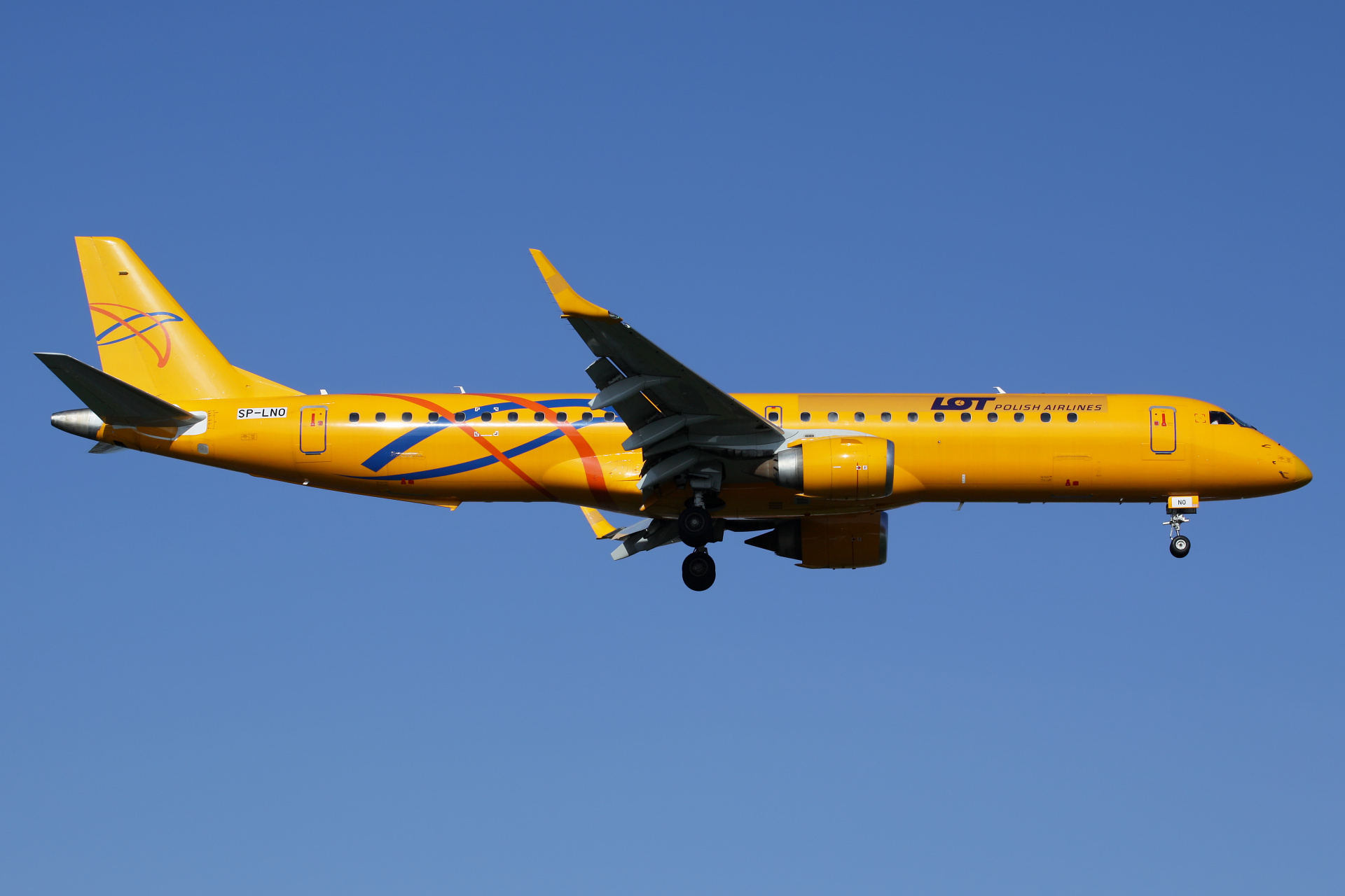 SP-LNO (Saratov Airlines) (Aircraft » EPWA Spotting » Embraer E195 » LOT Polish Airlines)