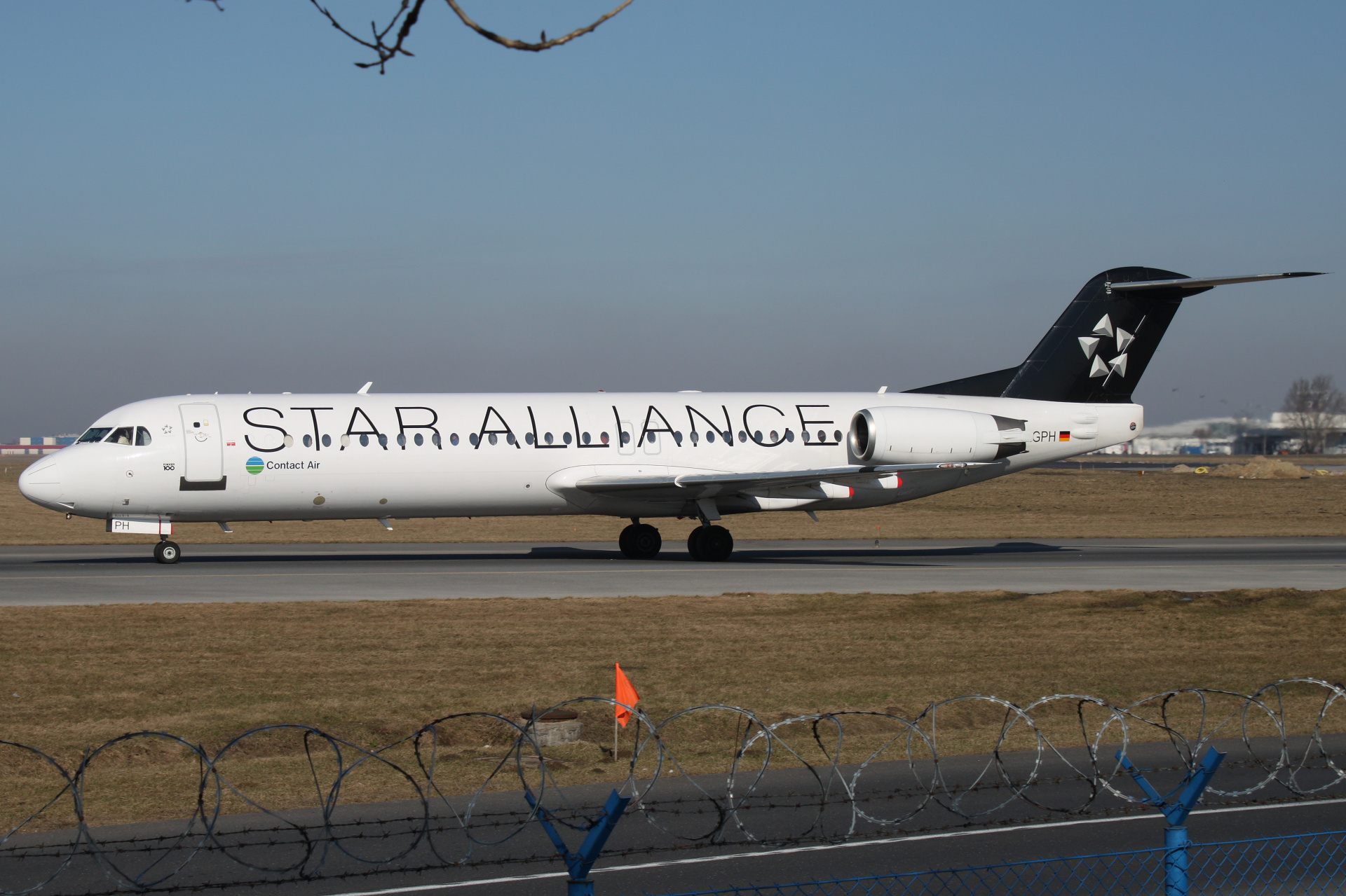 D-AGPH (malowanie Star Alliance) (Samoloty » Spotting na EPWA » Fokker 100 » Contact Air)