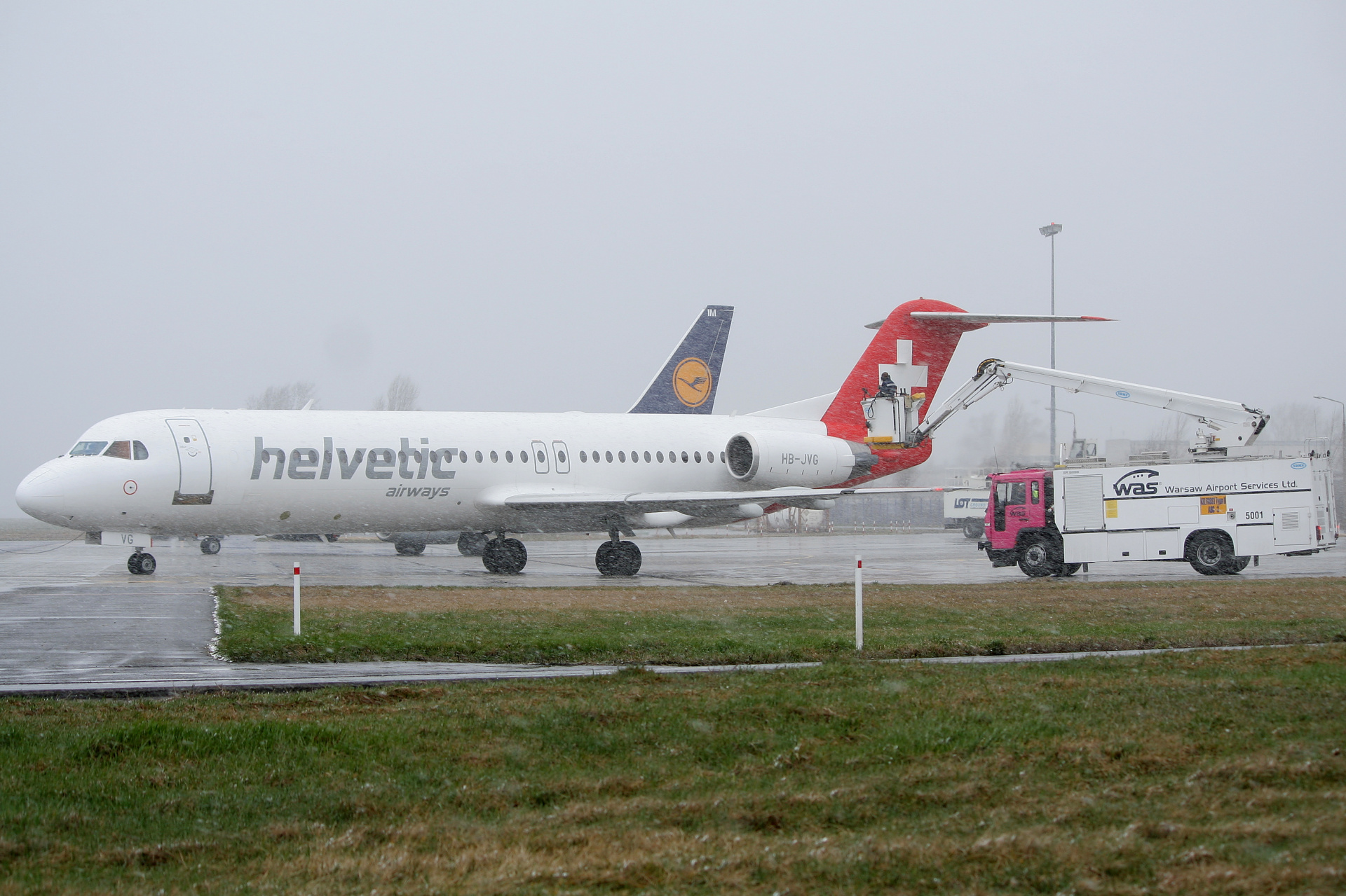 HB-JVG (Aircraft » EPWA Spotting » Fokker 100 » Helvetic Airways)