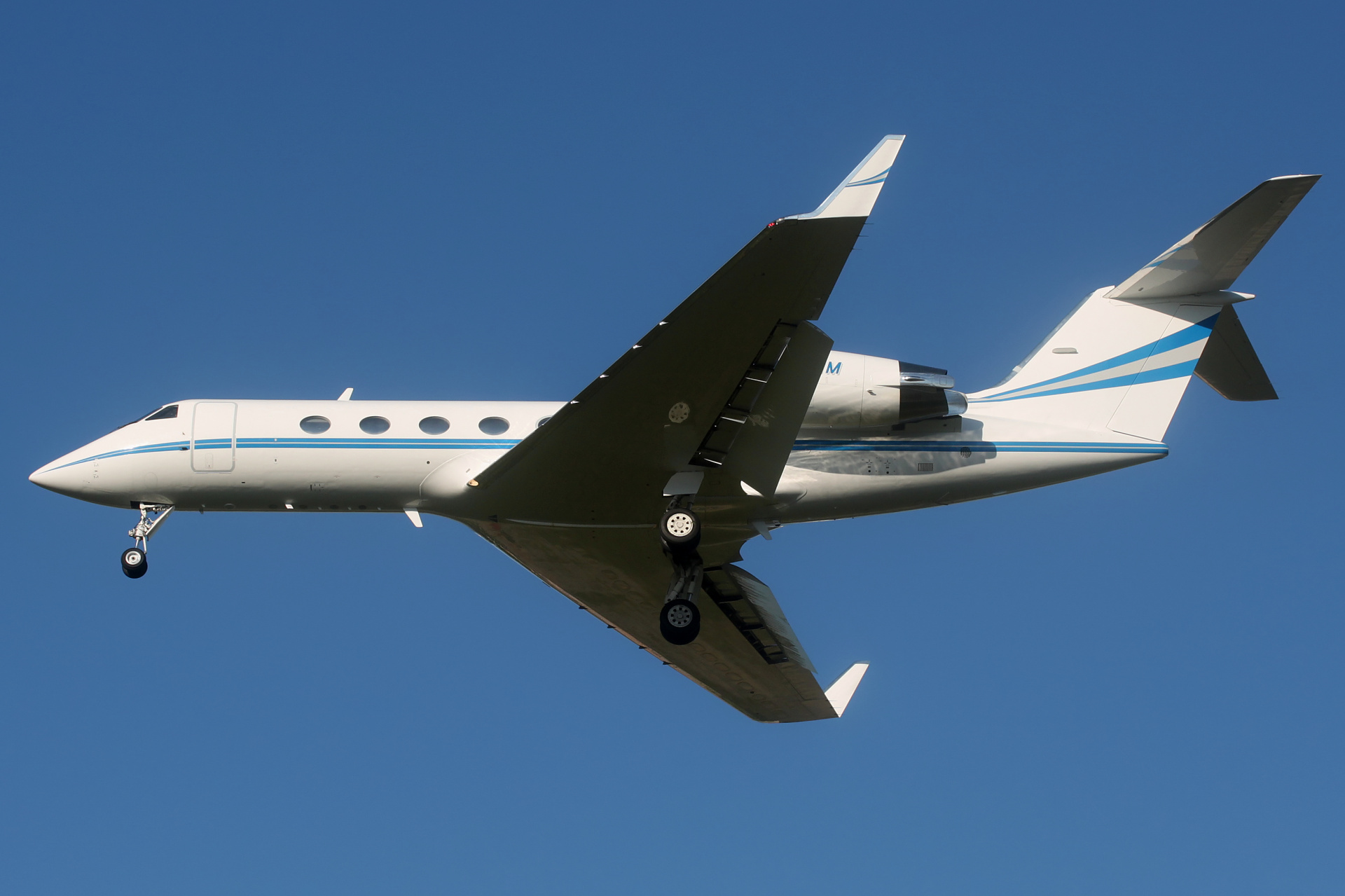 N338MM, prywatny (Samoloty » Spotting na EPWA » Gulfstream IV)