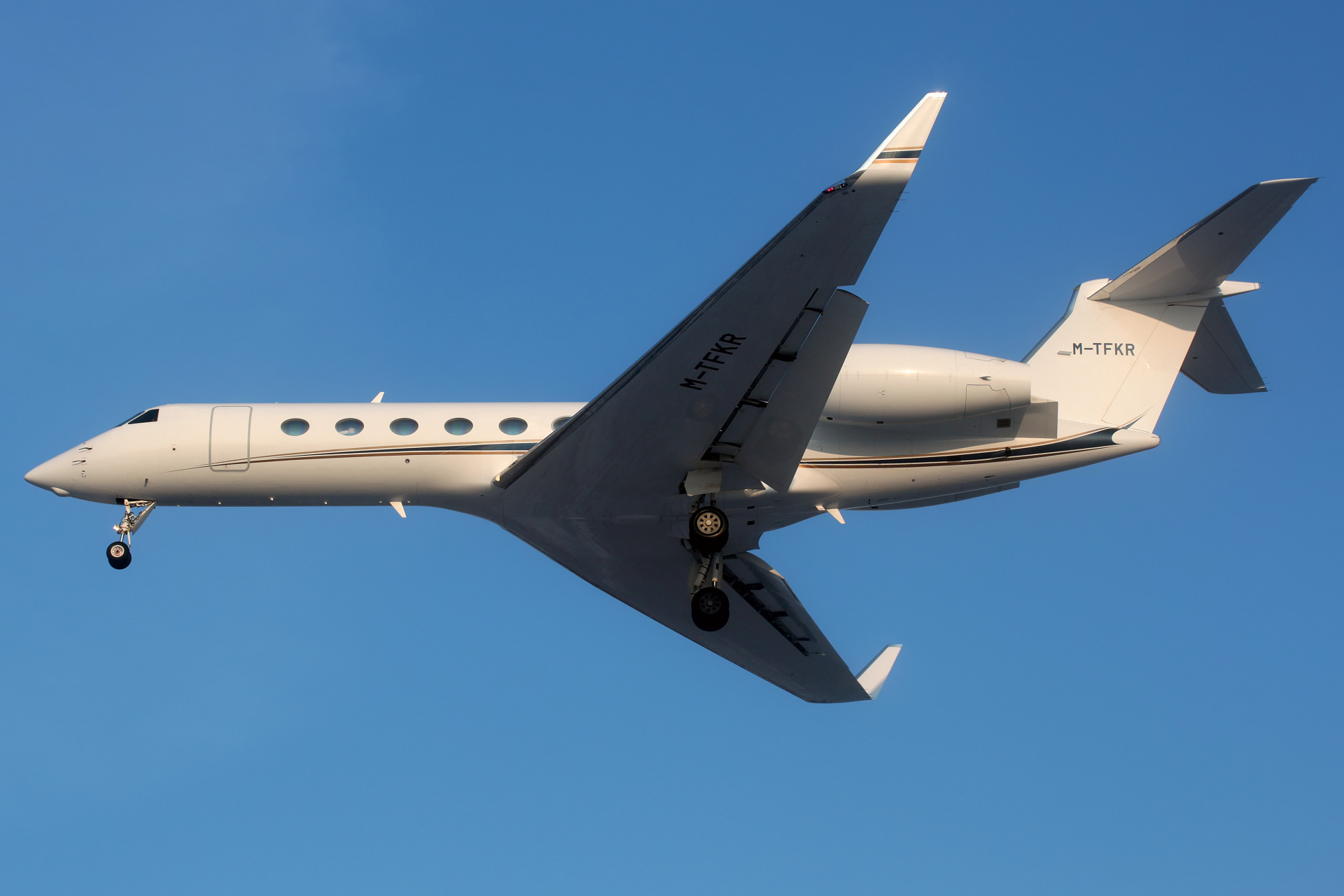 M-TFKR, TAG Aviation (Aircraft » EPWA Spotting » Gulfstream V » G550 (GV-SP))