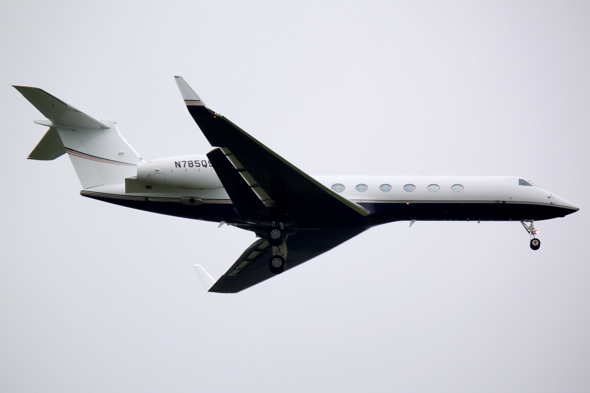 N785QS, prywatny (Samoloty » Spotting na EPWA » Gulfstream V » G550 (GV-SP))