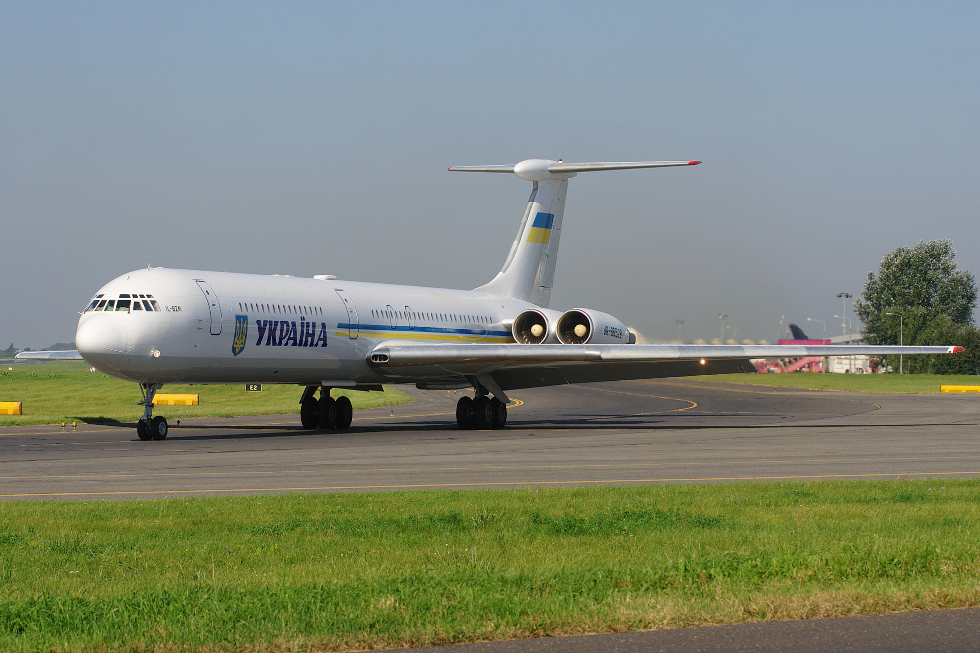 UR-86528, Rząd Ukrainy (Samoloty » Spotting na EPWA » Iliuszyn Ił-62M)