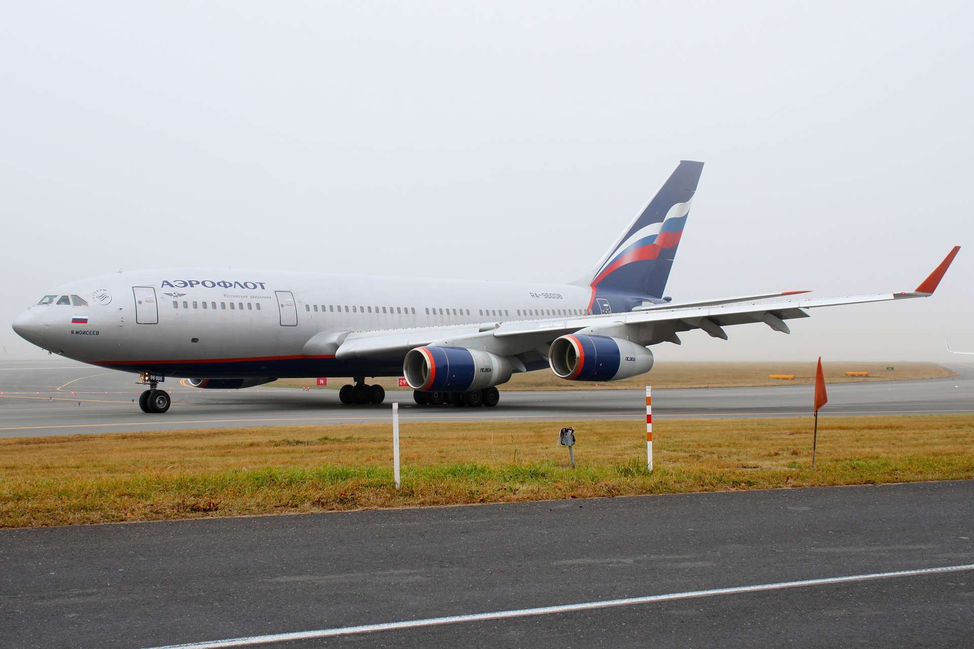 RA-96008, Aeroflot Russian Airlines (Samoloty » Spotting na EPWA » Iliuszyn Ił-96)