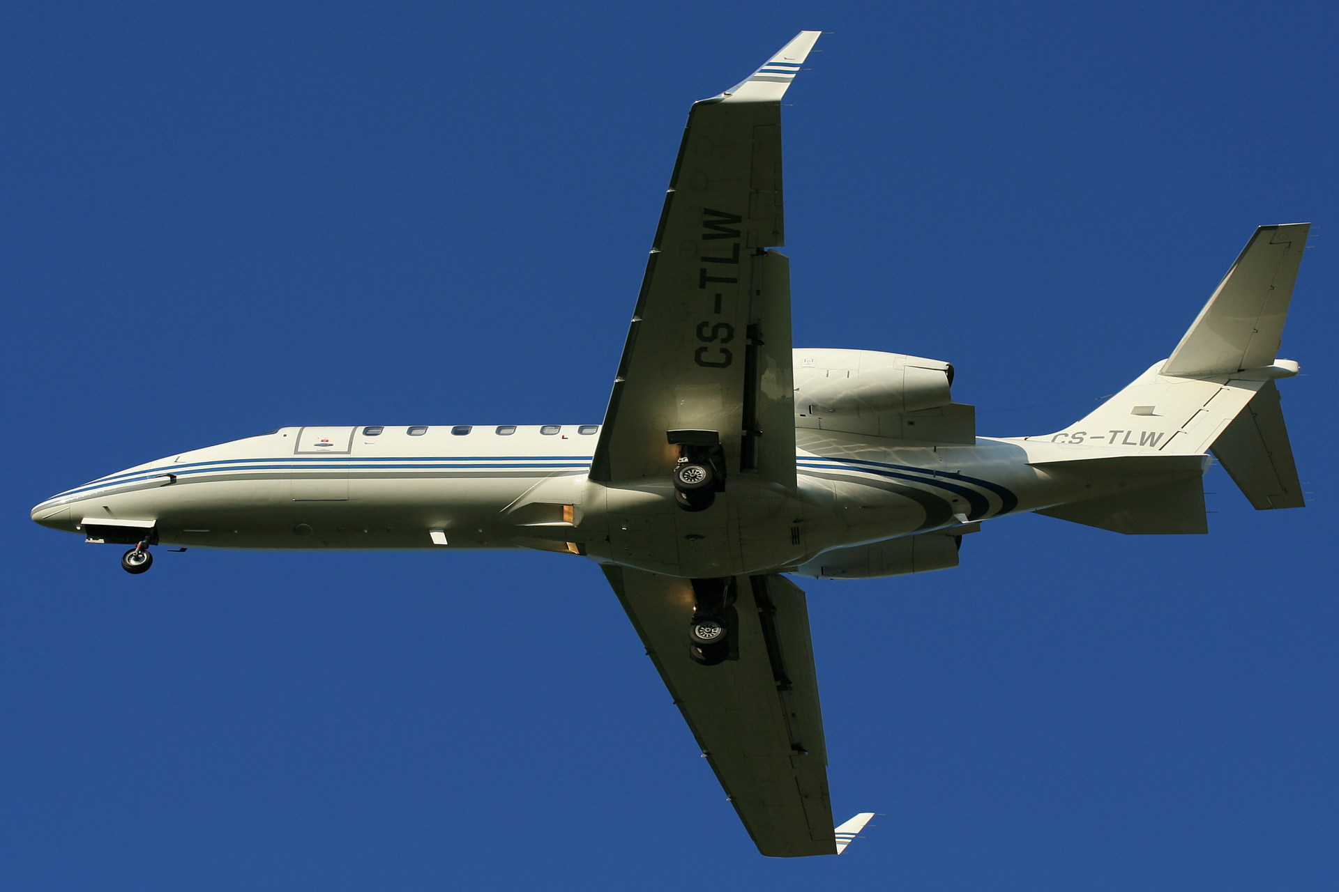 CS-TLW, OAV Omni Aviation (Samoloty » Spotting na EPWA » Learjet 45)
