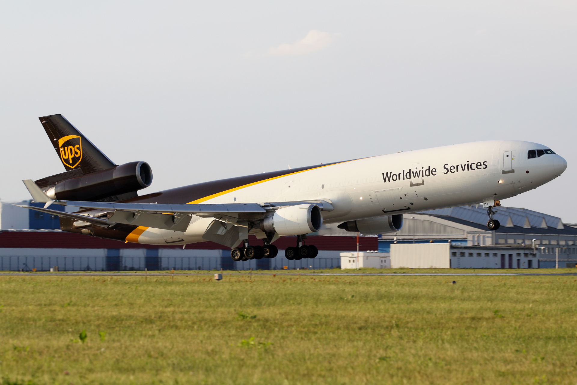 N254UP, United Parcel (UPS) Service Airlines (uaktualnione malowanie) (Samoloty » Spotting na EPWA » McDonnell Douglas MD-11F)