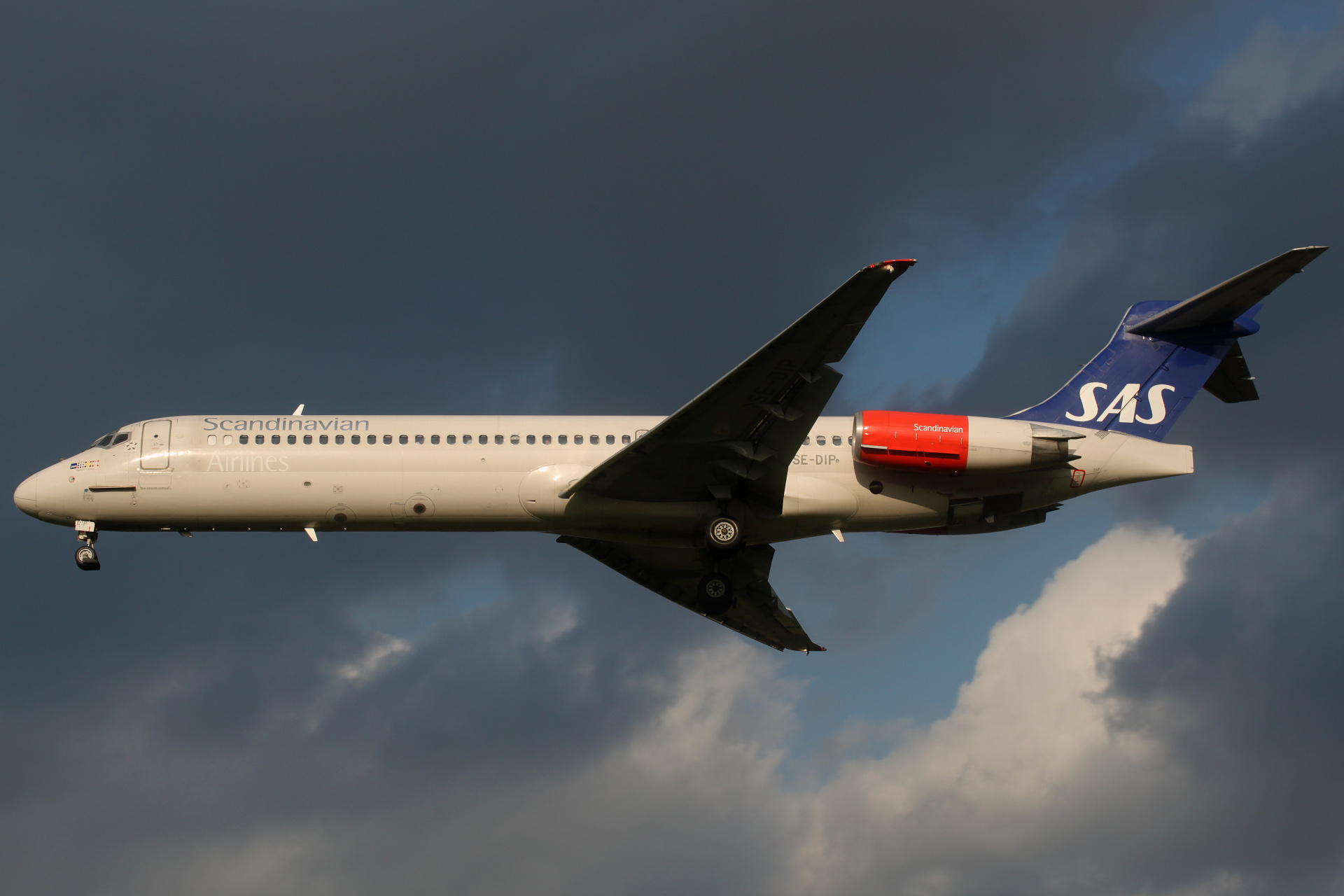 SE-DIP, SAS Scandinavian Airlines (Samoloty » Spotting na EPWA » McDonnell Douglas MD-87)