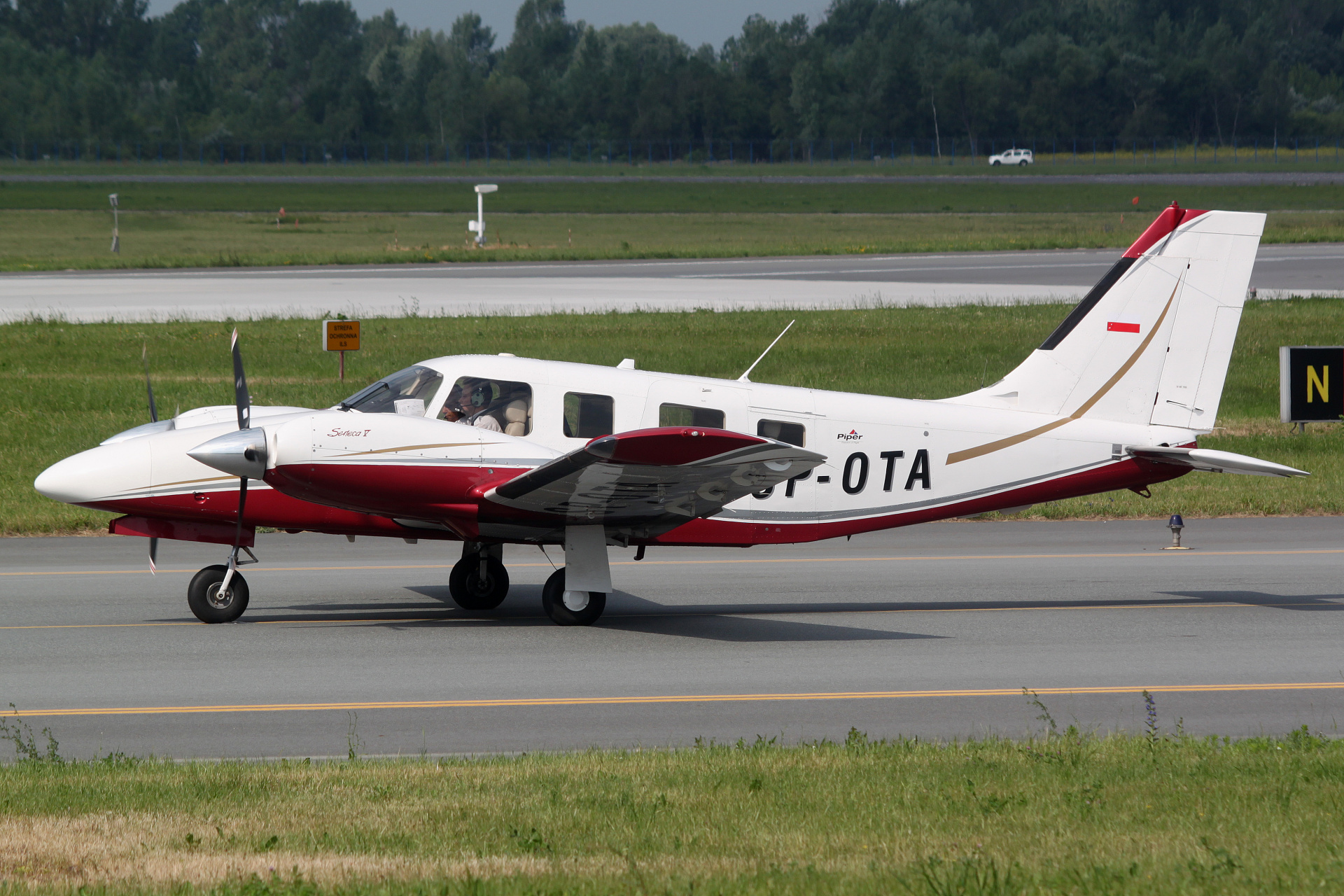 SP-OTA, FlyJet Poland (Aircraft » EPWA Spotting » Piper PA-34-220T Seneca V)