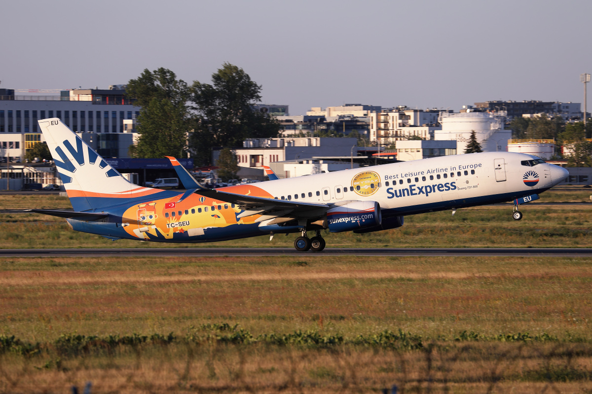 TC-SEU (malowanie Najlepsza linia turystyczna w Europie - zwycięzca SkyTrax Awards 2023) (Samoloty » Spotting na EPWA » Boeing 737-800 » SunExpress)