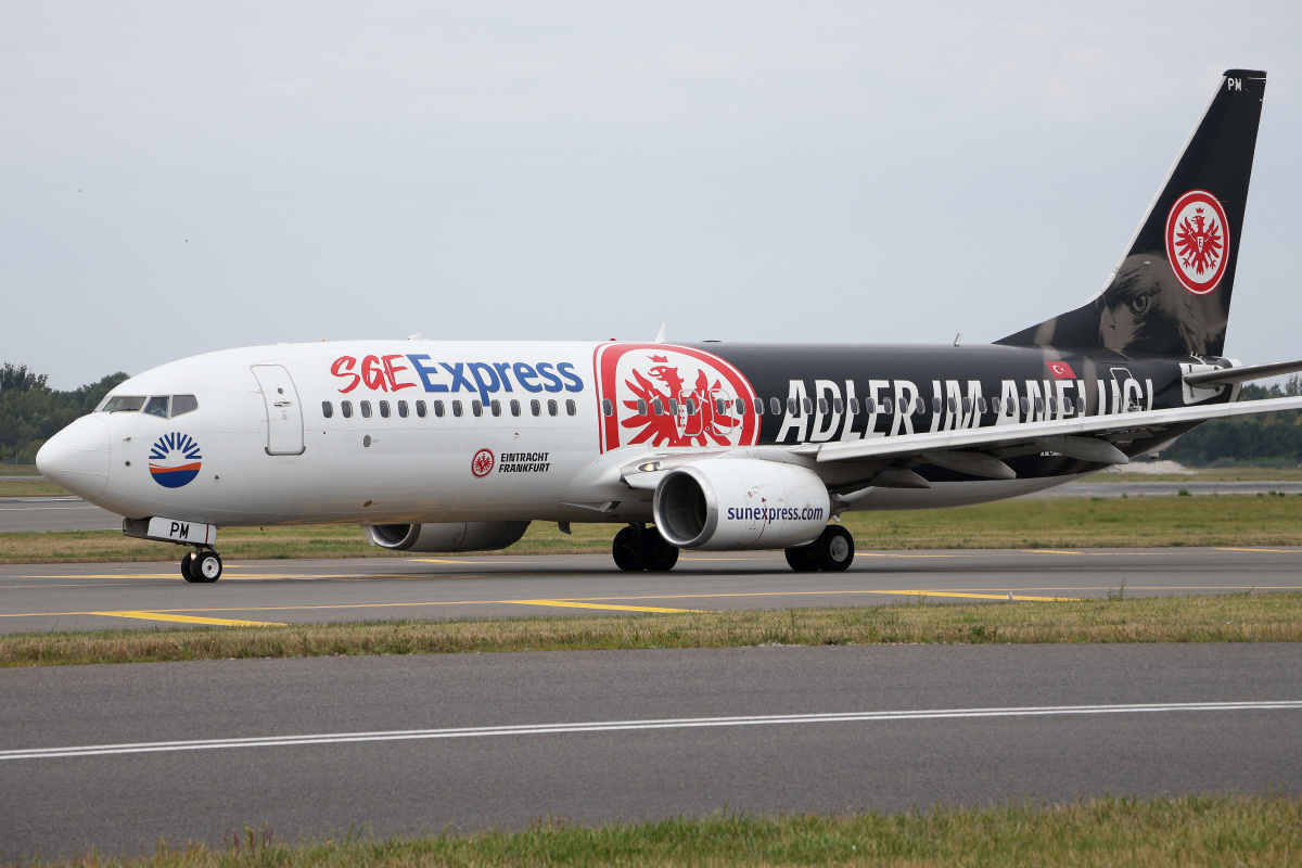 TC-SPM ("Eintracht Frankfurt: Adler im Anflug!" livery) (Aircraft » EPWA Spotting » Boeing 737-800 » SunExpress)