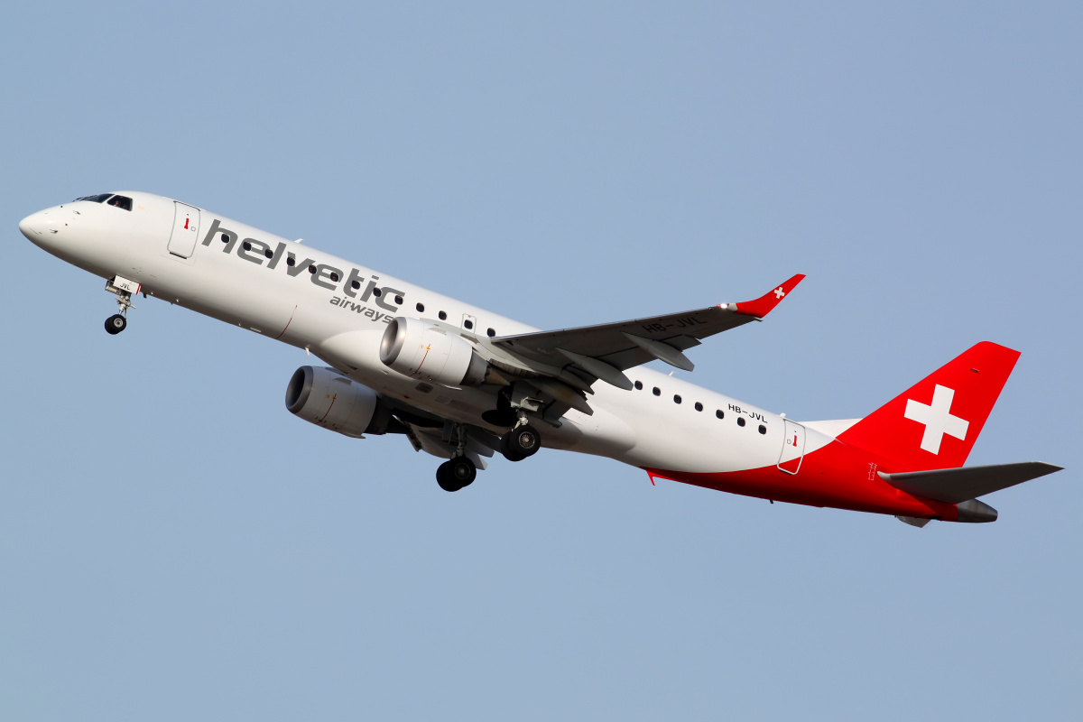 HB-JVL (Aircraft » EPWA Spotting » Embraer E190 (ERJ-190-100) » Helvetic Airways)