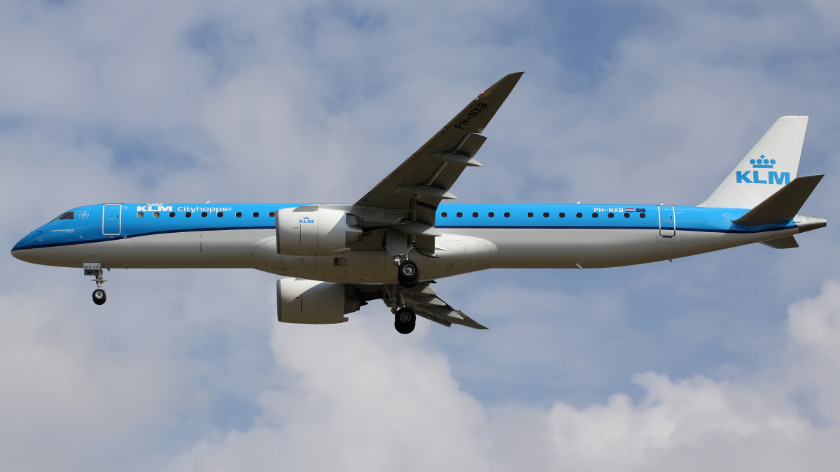 PH-NXB (Aircraft » EPWA Spotting » Embraer E195-E2 (E190-400) » KLM Cityhopper)