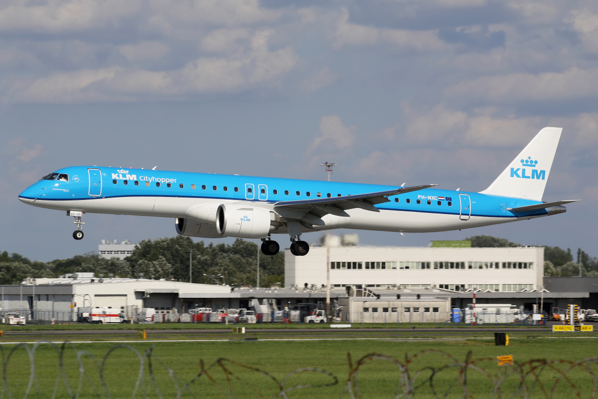 PH-NXC (Aircraft » EPWA Spotting » Embraer E195-E2 (E190-400) » KLM Cityhopper)