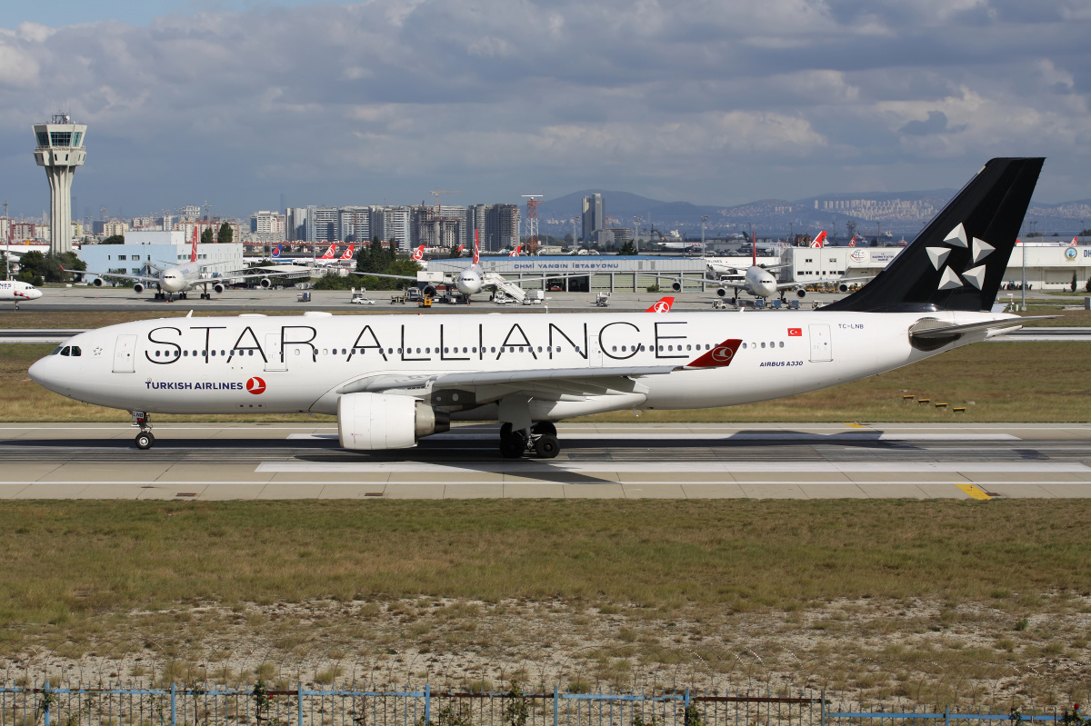 TC-LNB (Star Alliance livery) (Aircraft » Istanbul Atatürk Airport » Airbus A330-200 » THY Turkish Airlines)