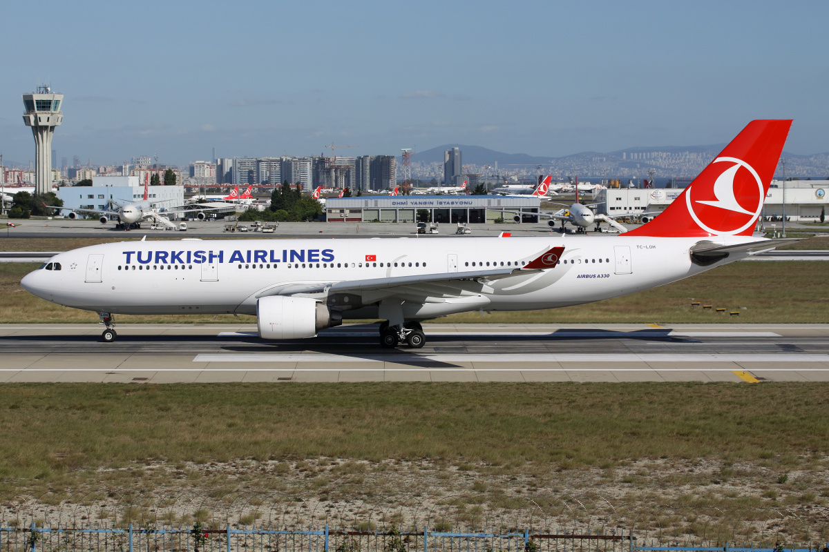 TC-LOH (Aircraft » Istanbul Atatürk Airport » Airbus A330-200 » THY Turkish Airlines)