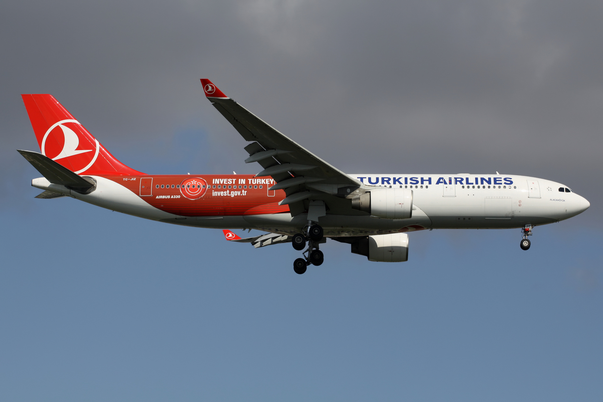 TC-JIZ (Invest in Turkey livery) (Aircraft » Istanbul Atatürk Airport » Airbus A330-200 » THY Turkish Airlines)