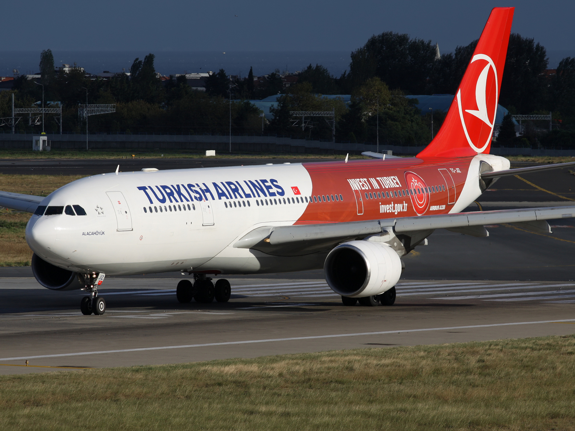 TC-JIZ (malowanie Invest in Turkey) (Samoloty » Port Lotniczy im. Atatürka w Stambule » Airbus A330-200 » THY Turkish Airlines)