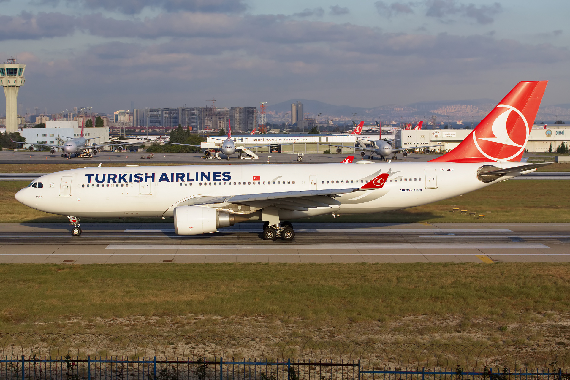 TC-JNB (Samoloty » Port Lotniczy im. Atatürka w Stambule » Airbus A330-200 » THY Turkish Airlines)