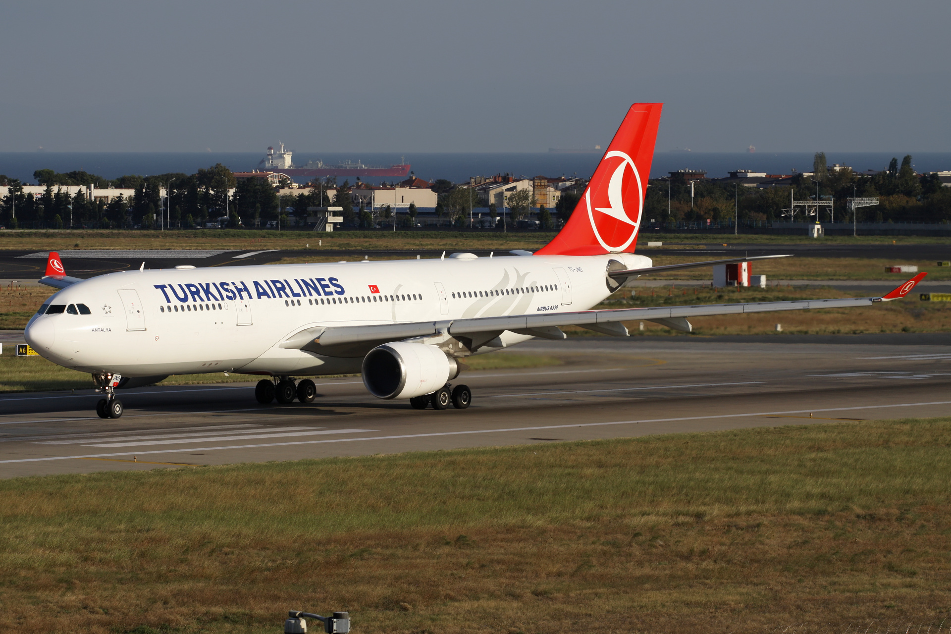 TC-JND (Samoloty » Port Lotniczy im. Atatürka w Stambule » Airbus A330-200 » THY Turkish Airlines)
