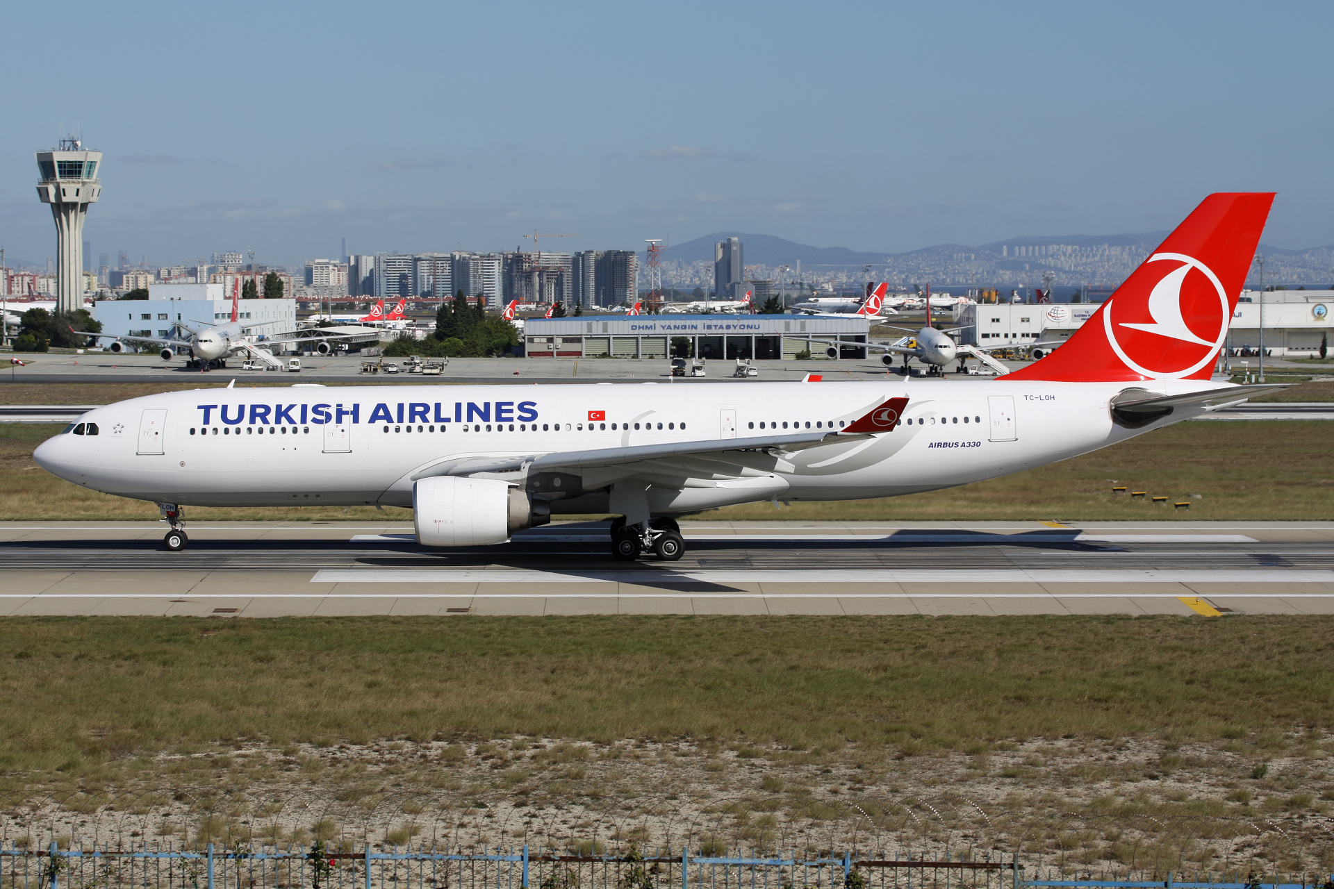 TC-LOH (Samoloty » Port Lotniczy im. Atatürka w Stambule » Airbus A330-200 » THY Turkish Airlines)