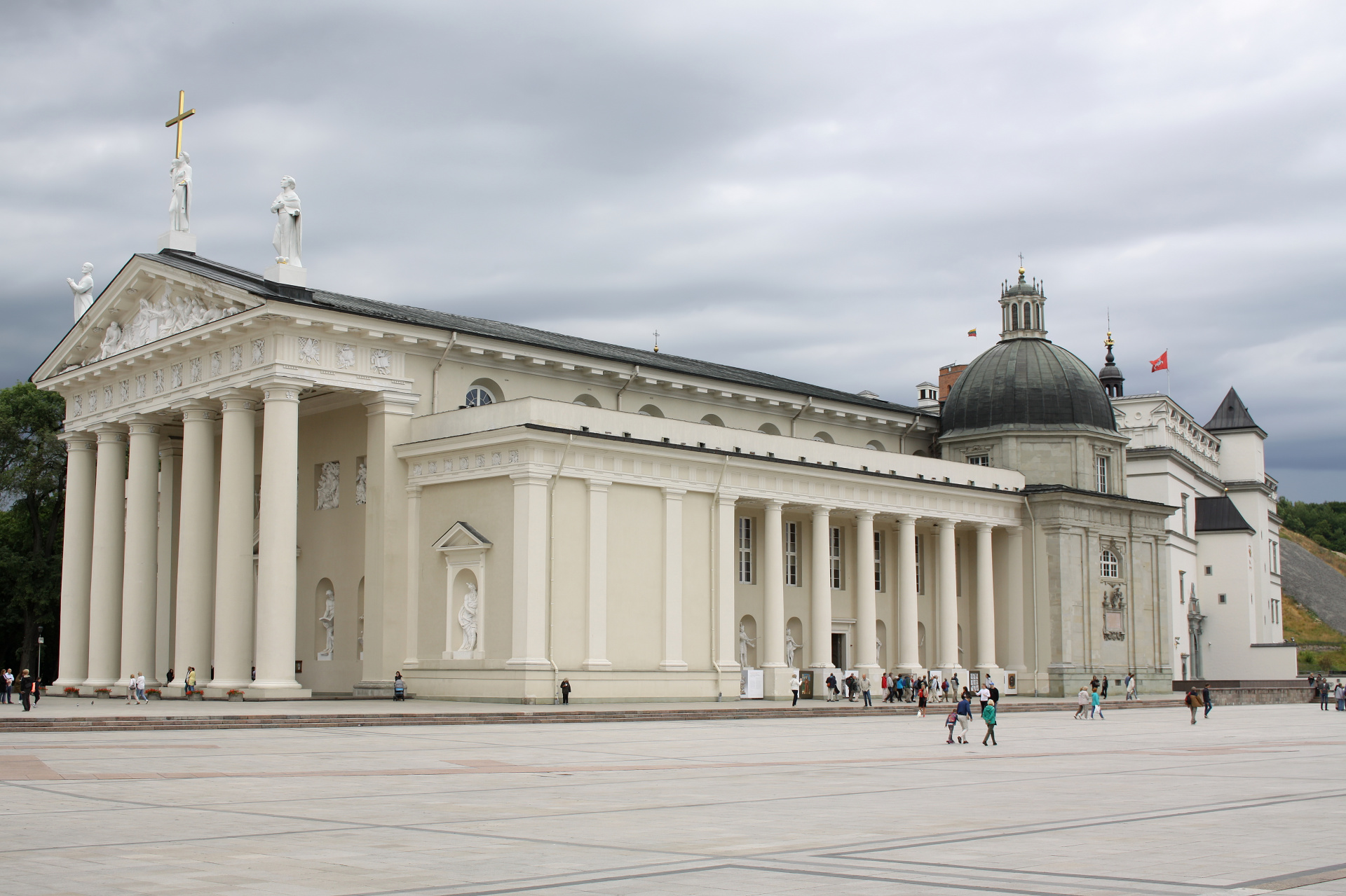 Cathedral Square and Cathedral Basilica of St Stanislaus and St Ladislaus of Vilnius (Travels » Vilnius)