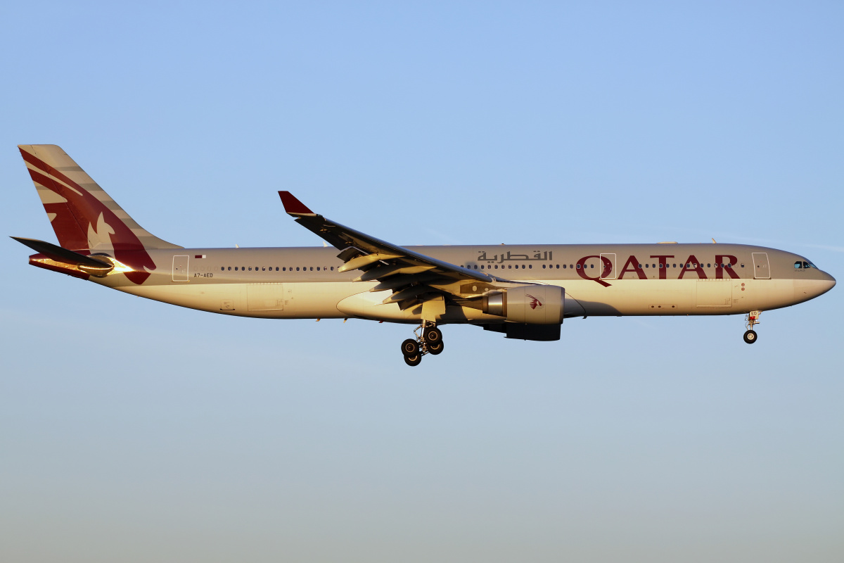 A7-AED (large logo) (Aircraft » EPWA Spotting » Airbus A330-300 » Qatar Airways)