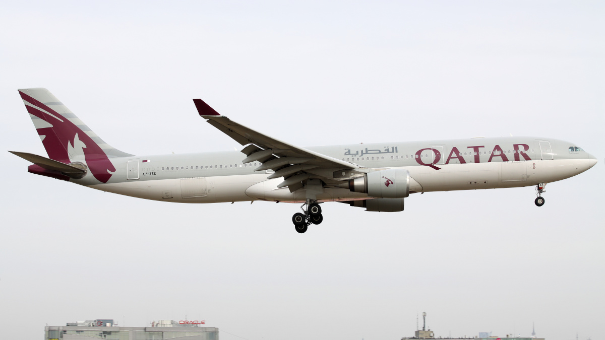 A7-AEE (duże logo) (Samoloty » Spotting na EPWA » Airbus A330-300 » Qatar Airways)