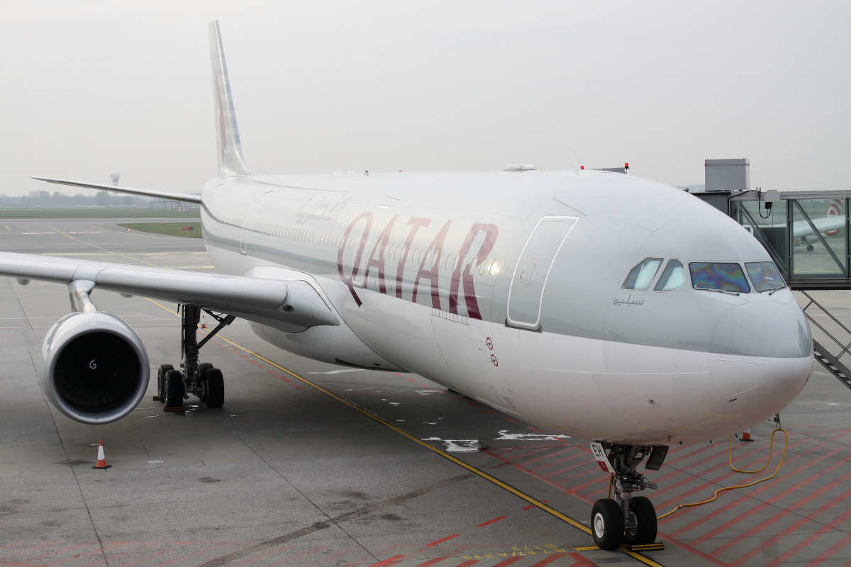 A7-AEH (Aircraft » EPWA Spotting » Airbus A330-300 » Qatar Airways)