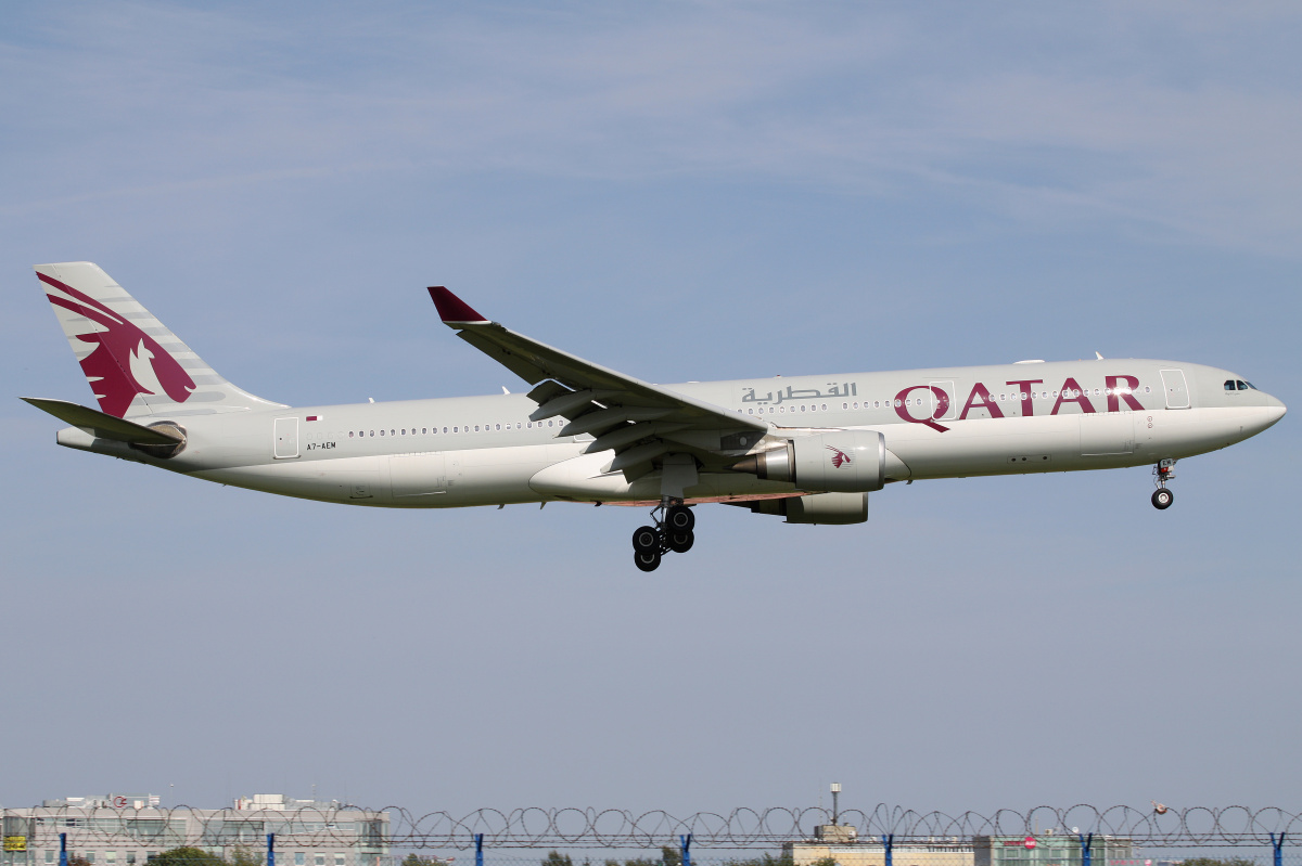 A7-AEM, Qatar Airways (Samoloty » Spotting na EPWA » Airbus A330-300 » Qatar Airways)