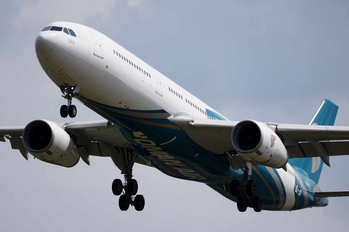 A7-AEQ (partial Oman Air livery)