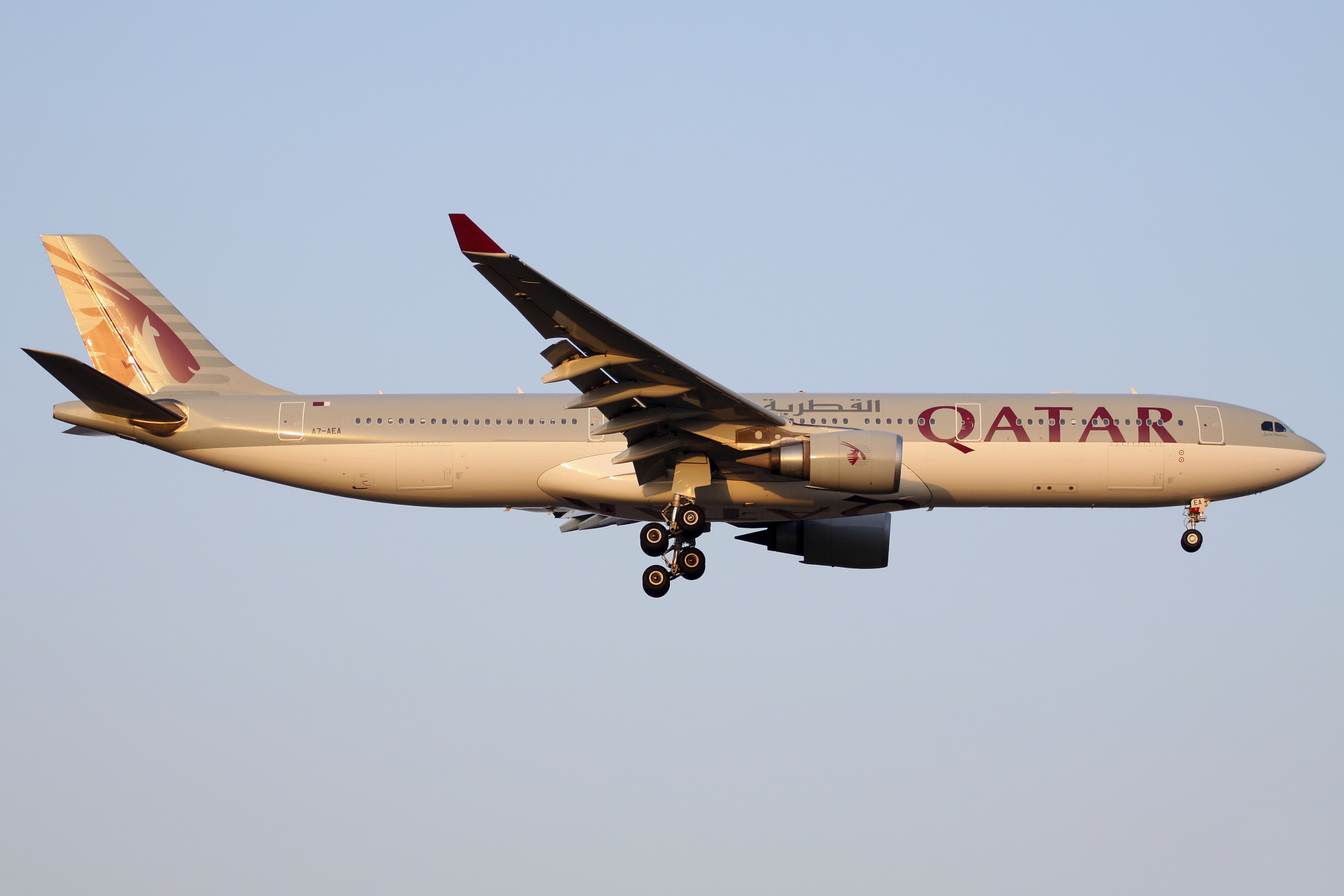 A7-AEA (Aircraft » EPWA Spotting » Airbus A330-300 » Qatar Airways)