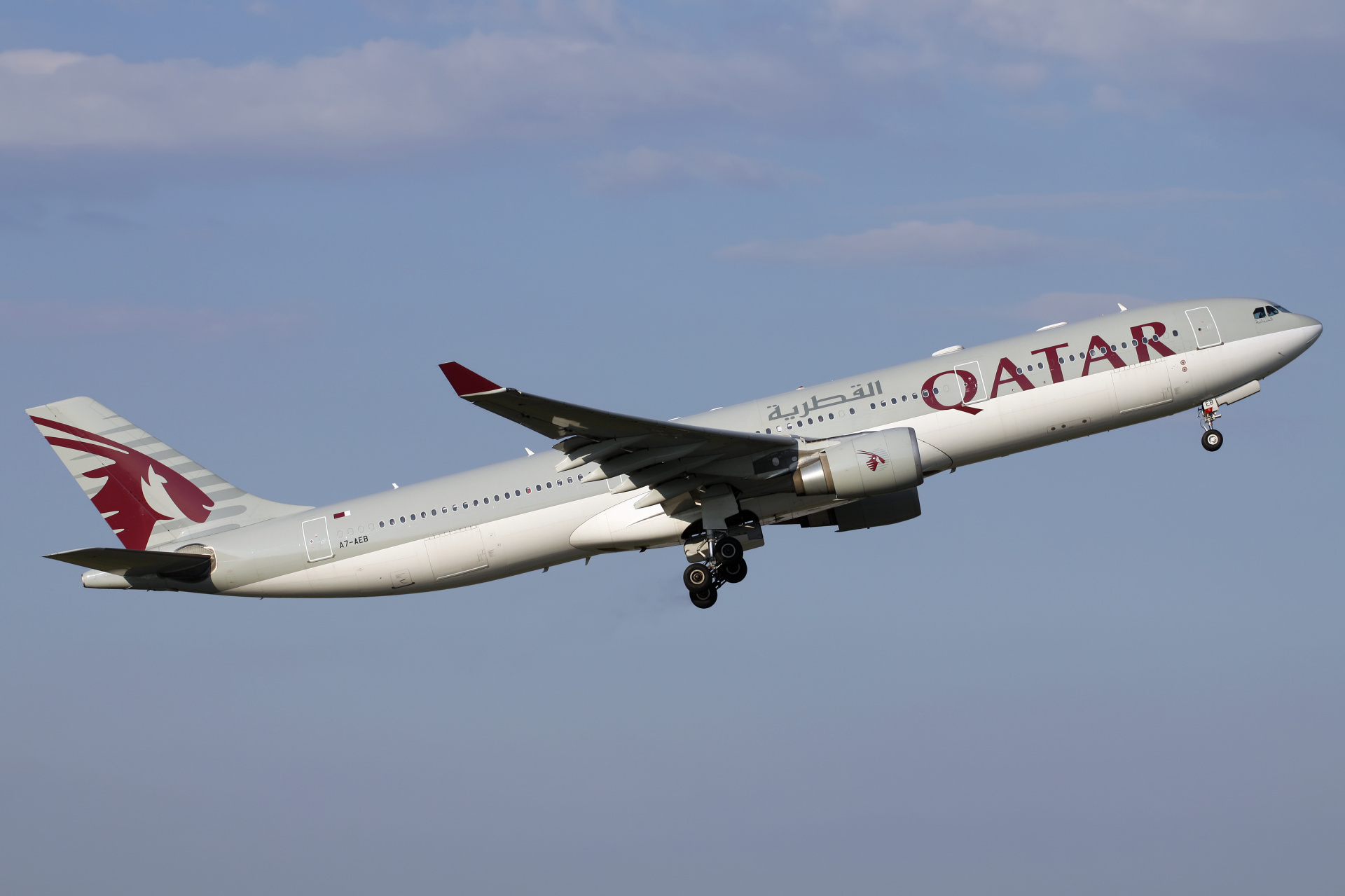 A7-AEB, Qatar Airways (Samoloty » Spotting na EPWA » Airbus A330-300 » Qatar Airways)