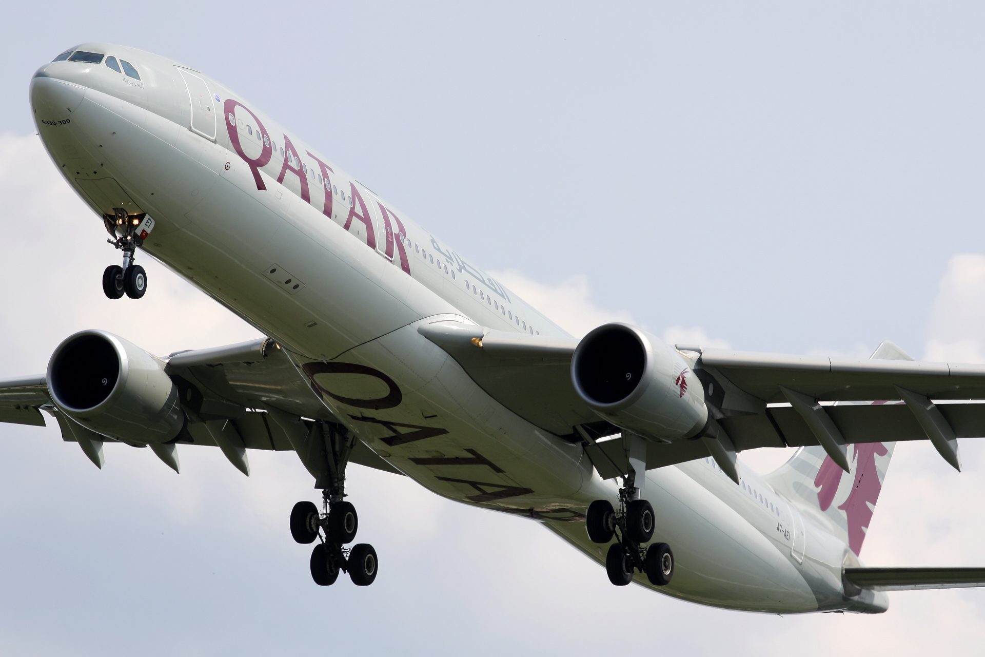 A7-AEI (Aircraft » EPWA Spotting » Airbus A330-300 » Qatar Airways)