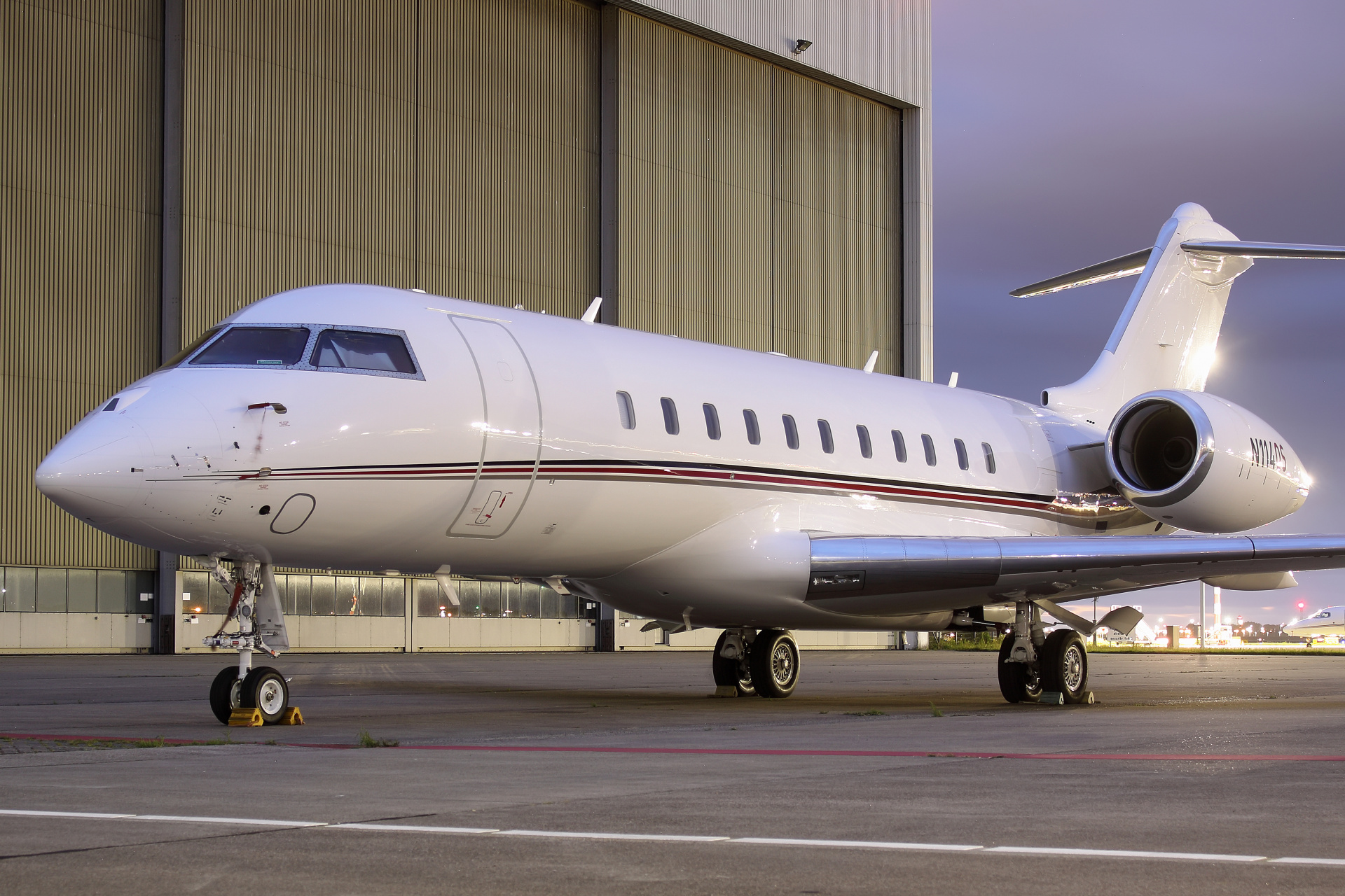 5000, N114QS, NetJets (Samoloty » Spotting na Schiphol » Bombardier BD-700 Global Express)