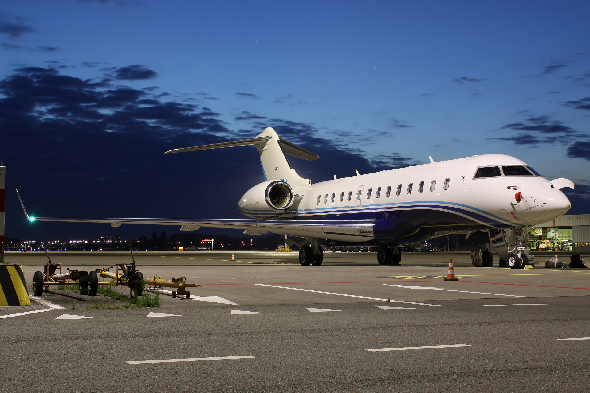5000, N902MY, prywatny (Samoloty » Spotting na Schiphol » Bombardier BD-700 Global Express)