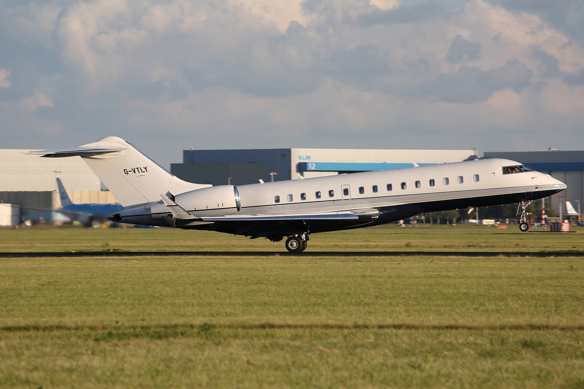 6000, G-VTLY, Gama Aviation (Samoloty » Spotting na Schiphol » Bombardier BD-700 Global Express)