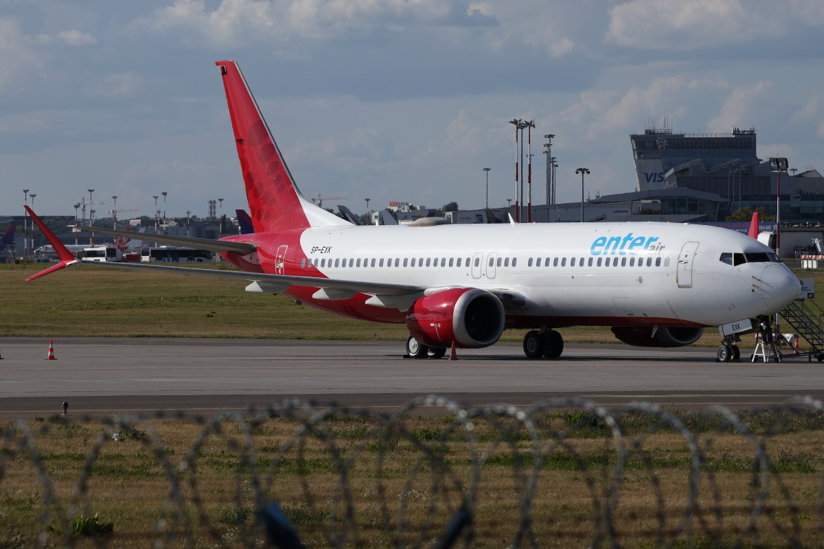 SP-EXK (częściowe malowanie SpiceJet) (Samoloty » Spotting na EPWA » Boeing 737-8 MAX » Enter Air)