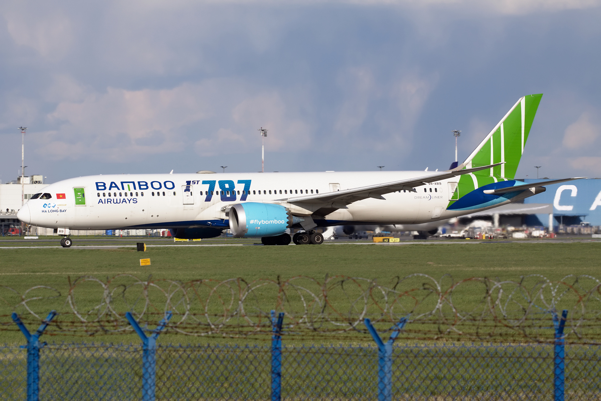 VN-A819, Bamboo Airways (Samoloty » Spotting na EPWA » Boeing 787-9 Dreamliner)