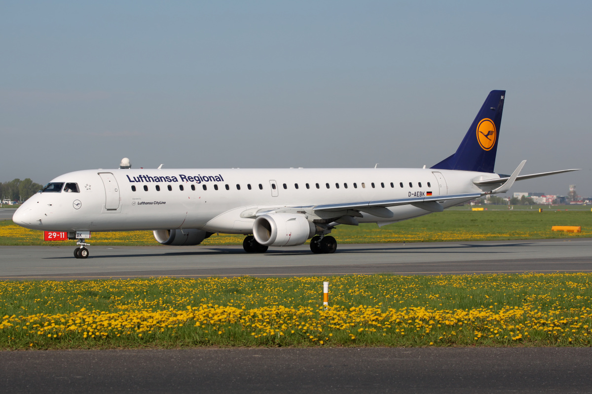 D-AEBK (Lufthansa CityLine) (Aircraft » EPWA Spotting » Embraer E195 (ERJ-190-200) » Lufthansa Regional)