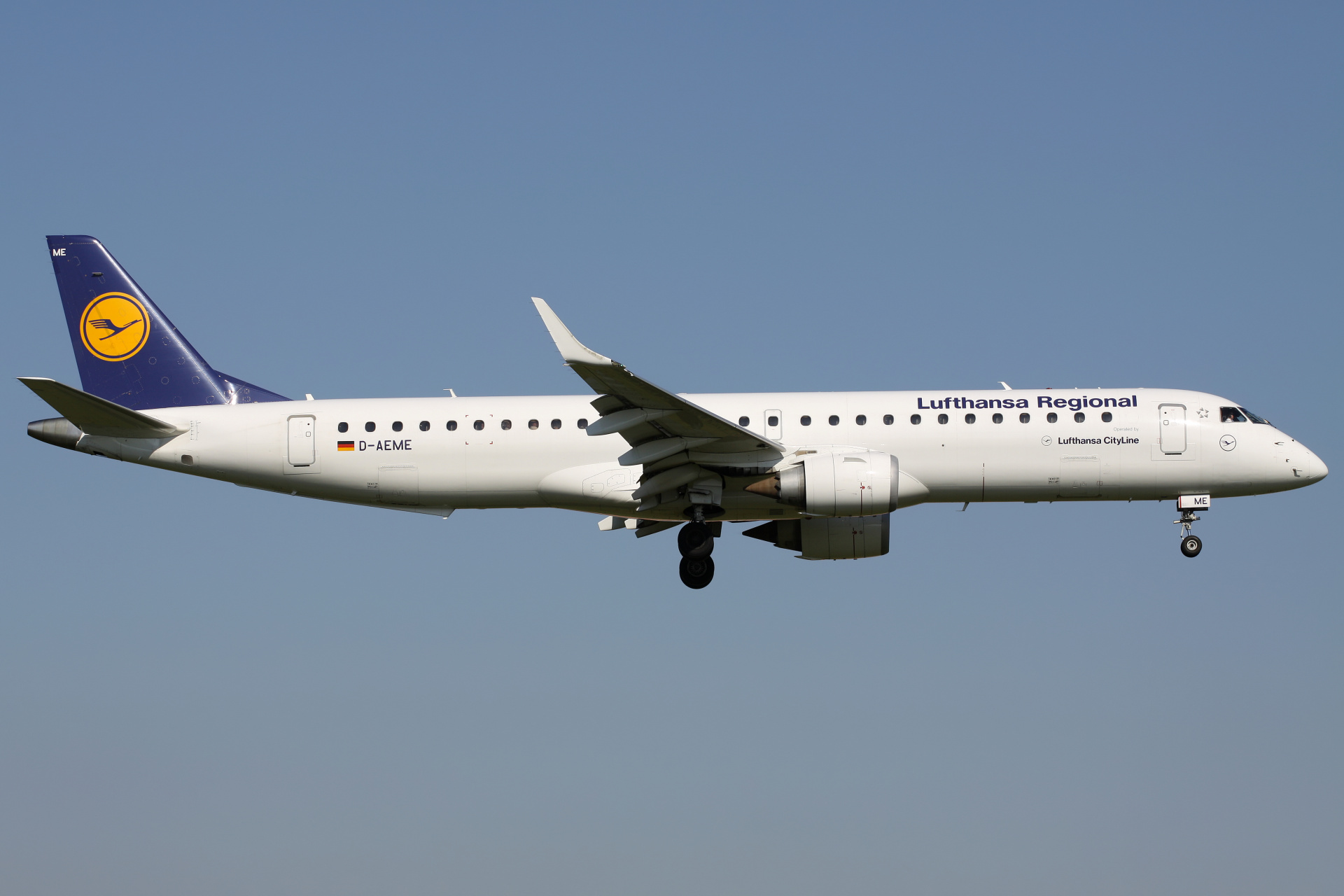 D-AEME (Lufthansa CityLine) (Samoloty » Spotting na EPWA » Embraer E195 » Lufthansa Regional)